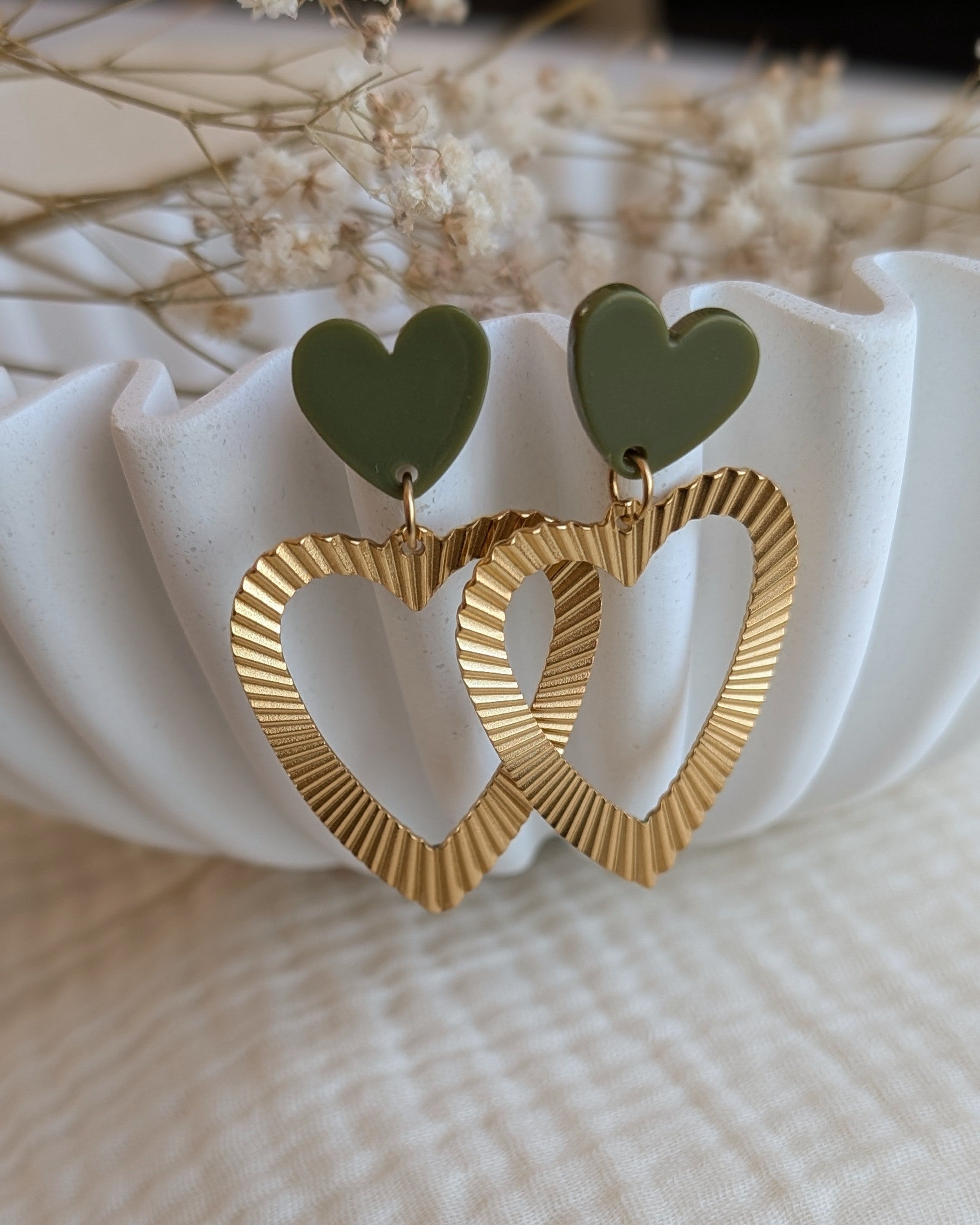 boucles pendantes coeur thelma vert kaki gros plan creation artisanale la Tete dans les netoiles