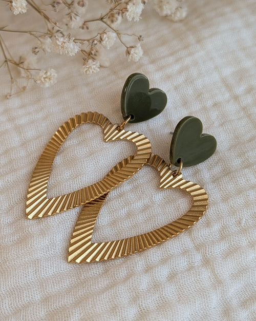 boucles pendantes coeur thelma vert kaki sur gaze de coton creation artisanale la Tete dans les netoiles