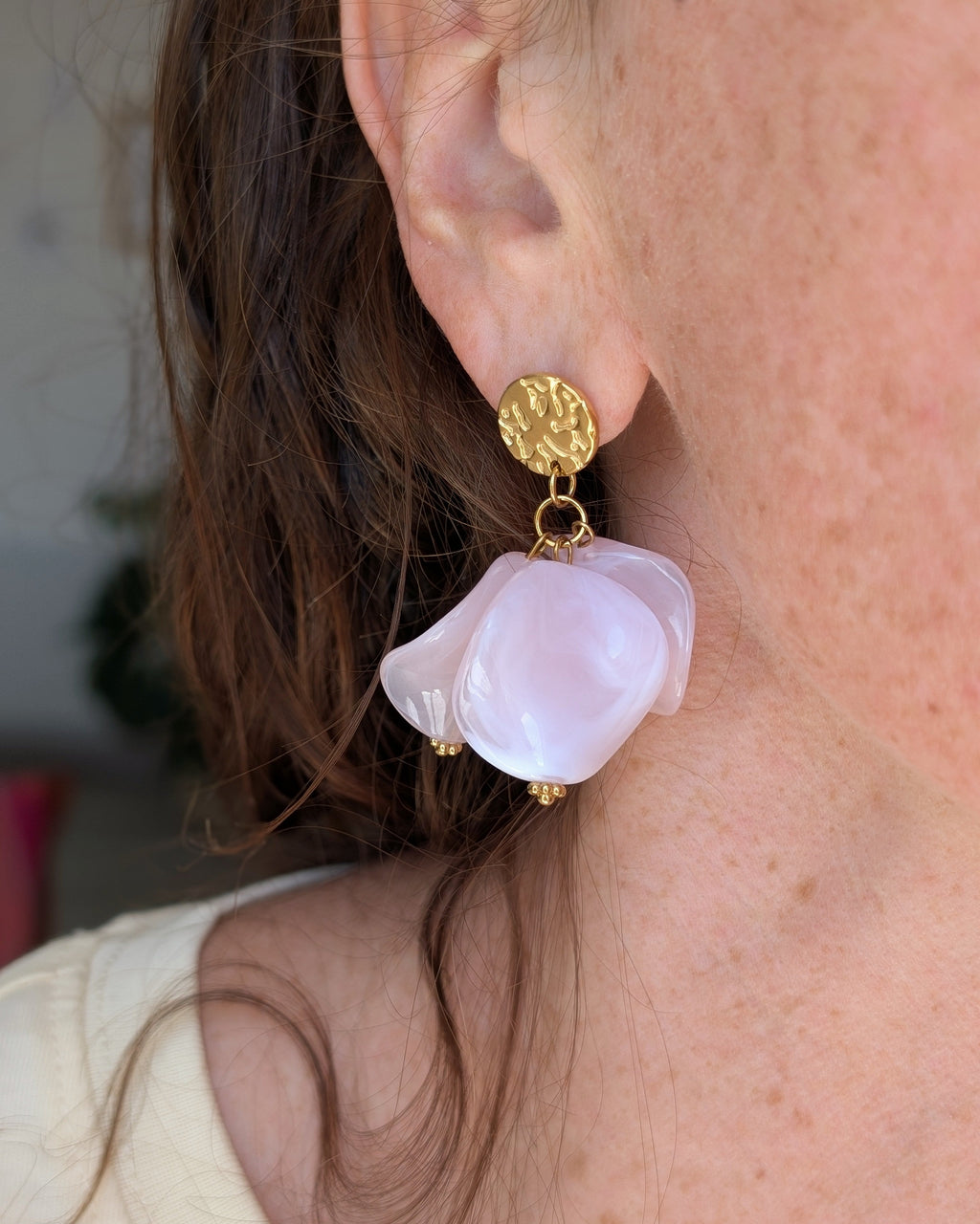 Boucles d'oreilles pétales résine rose Alizée. Portées par une femme. Créations Artisanales La Tête dans es Nétoiles
