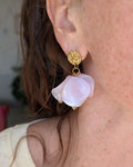 Boucles d'oreilles pétales résine rose Alizée. Portées par une femme. Créations Artisanales La Tête dans es Nétoiles