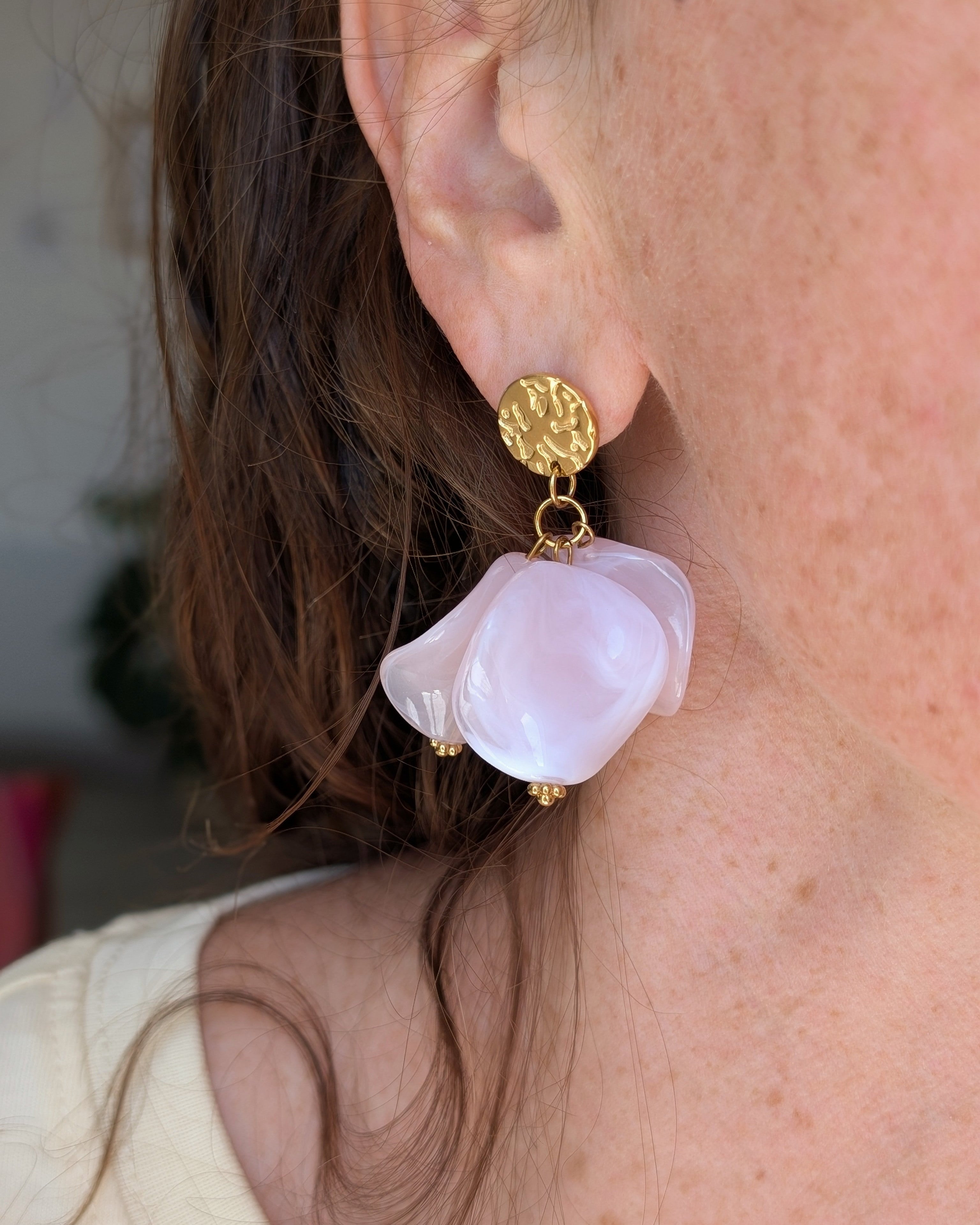 Boucles d'oreilles pétales résine rose Alizée. Portées par une femme. Créations Artisanales La Tête dans es Nétoiles