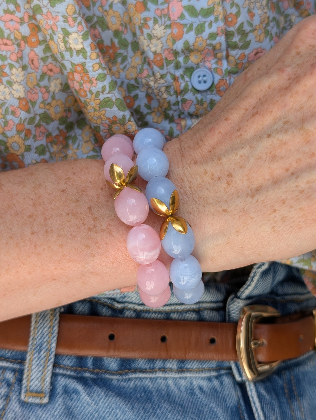 duo de bracelets Oliva un bleu et un rose. Perles en résine marbré bracelet élastique et en acier inoxydable. Portés au poignet d'une femme. Créations artisanales La Tête dans les nétoiles