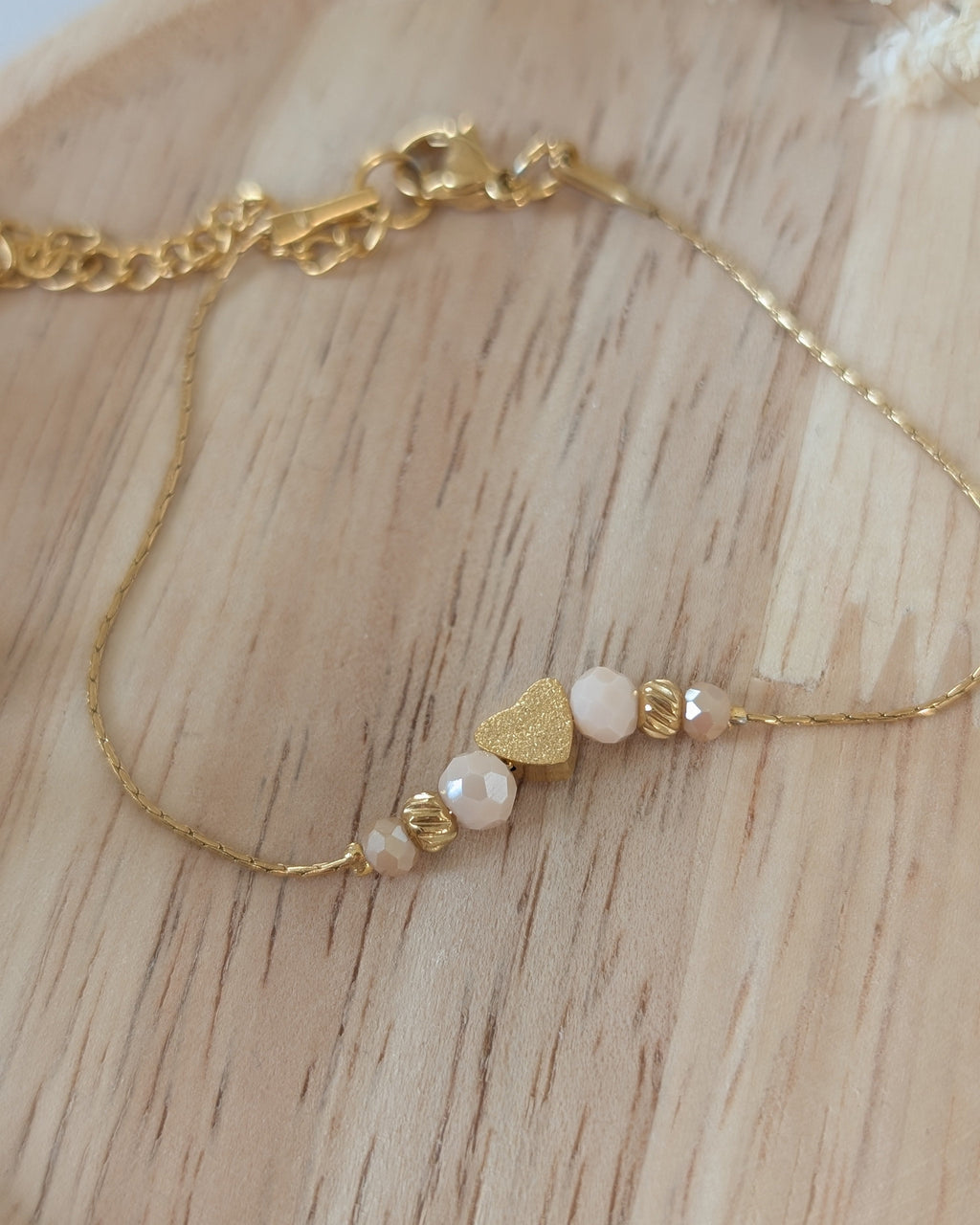 bracelet fin coeur diamanté les précieux colori nude en acier inoxydable sur support en bois; Création La Tête dans les nétoiles