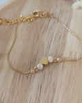 bracelet fin coeur diamanté les précieux colori nude en acier inoxydable sur support en bois; Création La Tête dans les nétoiles