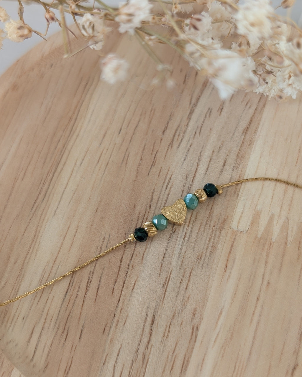 bracelet fin coeur diamanté les précieux colori vert sur support en bois. Création La Tête dans les Nétoiles