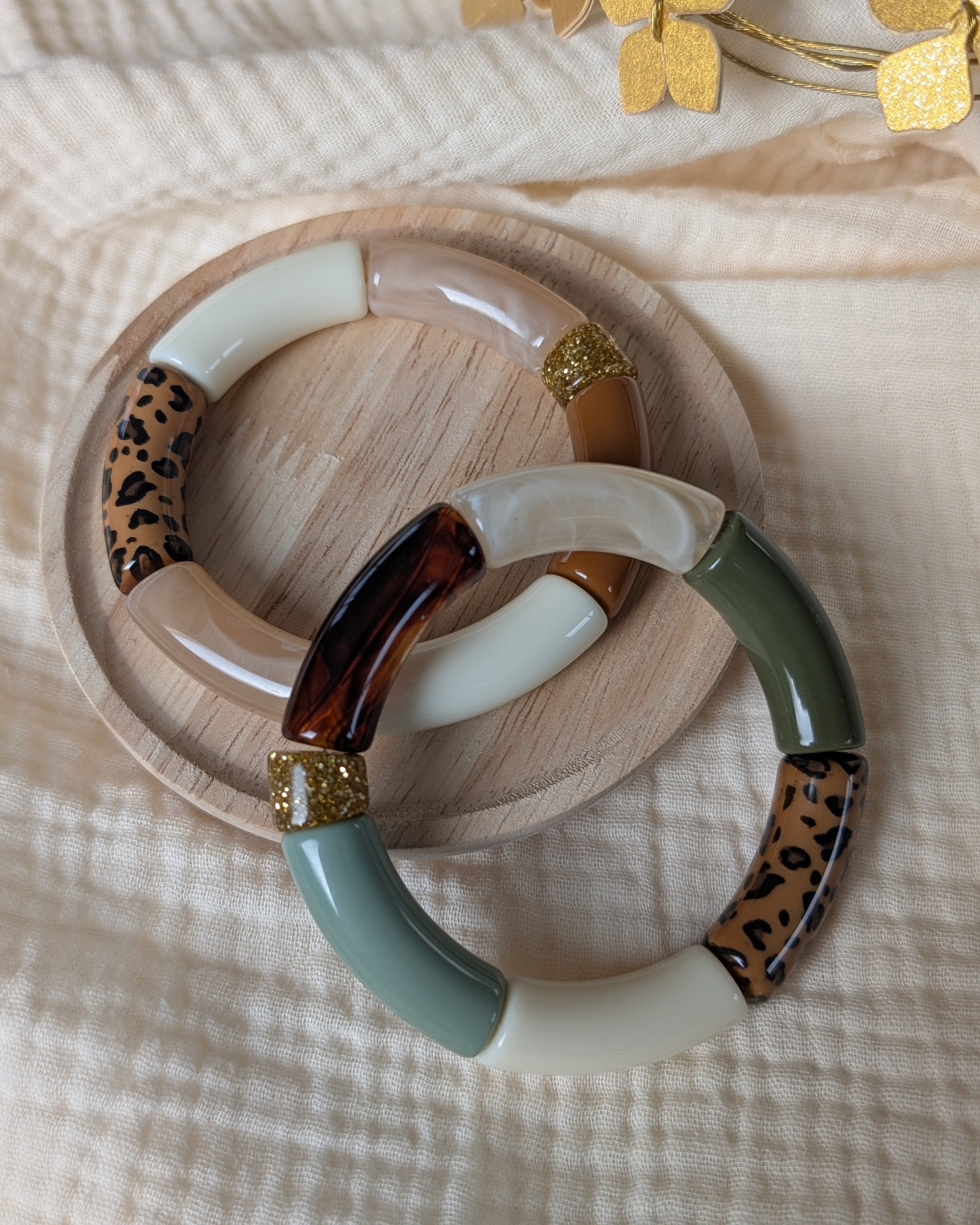 duo de bracelert perles tube mona. Un en vert et léopard et un en léopard et beige marron. Création La Tête dans les Nétoiles
