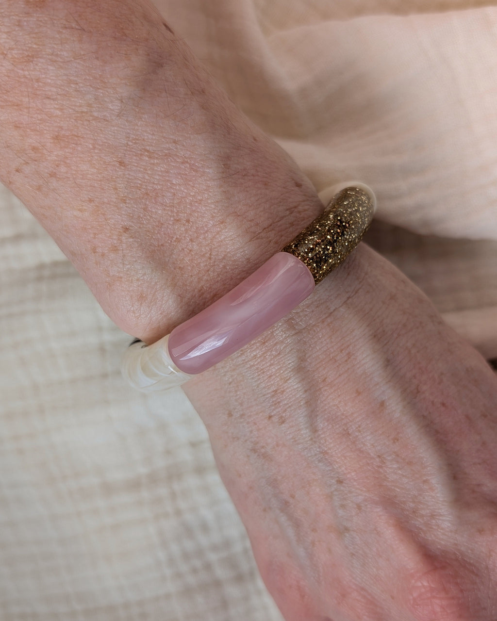 bracelet perles tube Mona rose tendre porté sur poignet d'une femme. Création La Tête dans les Nétoiles
