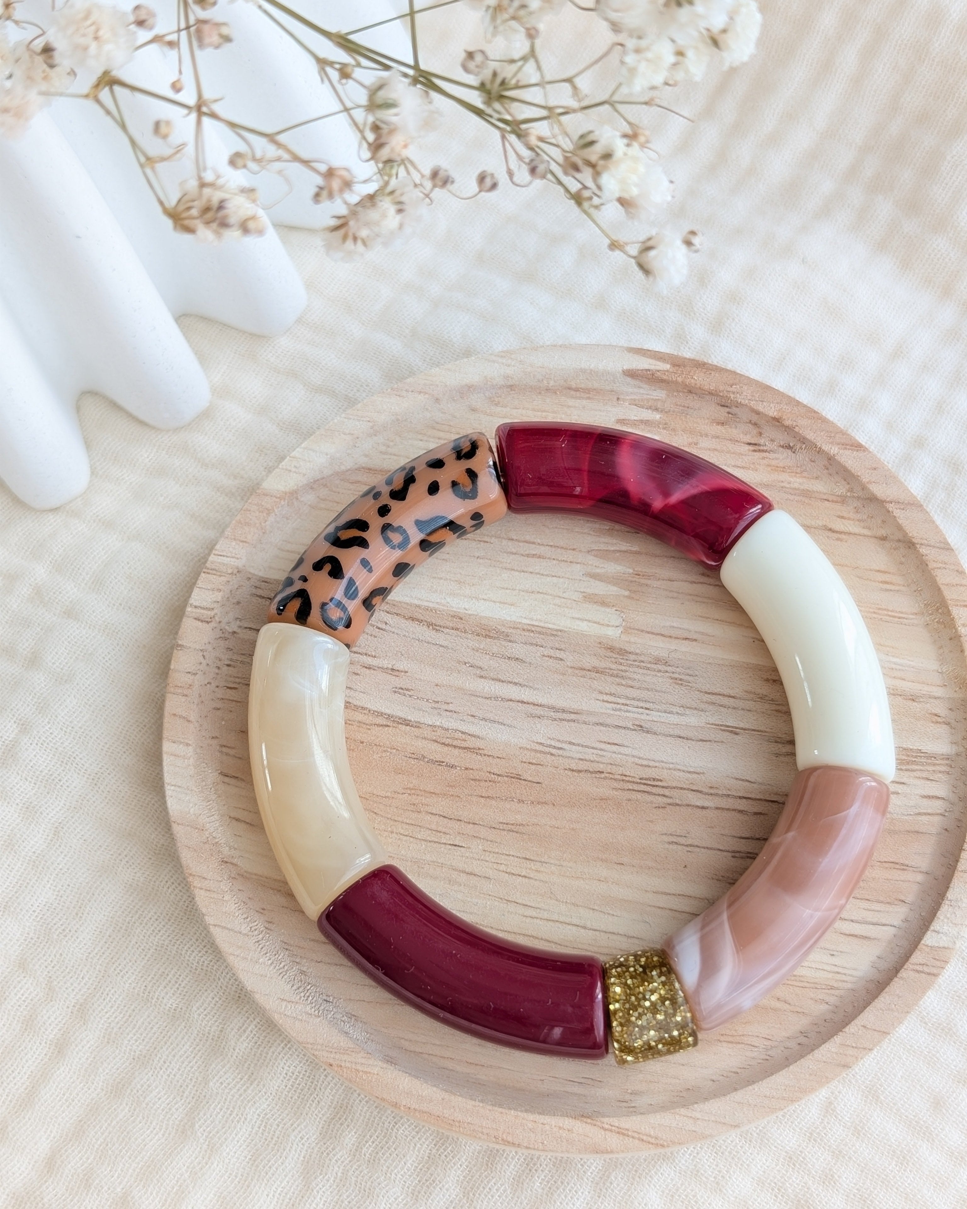 bracelet perles tube léopard sur support en bois. Création La Tête dans les Nétoiles