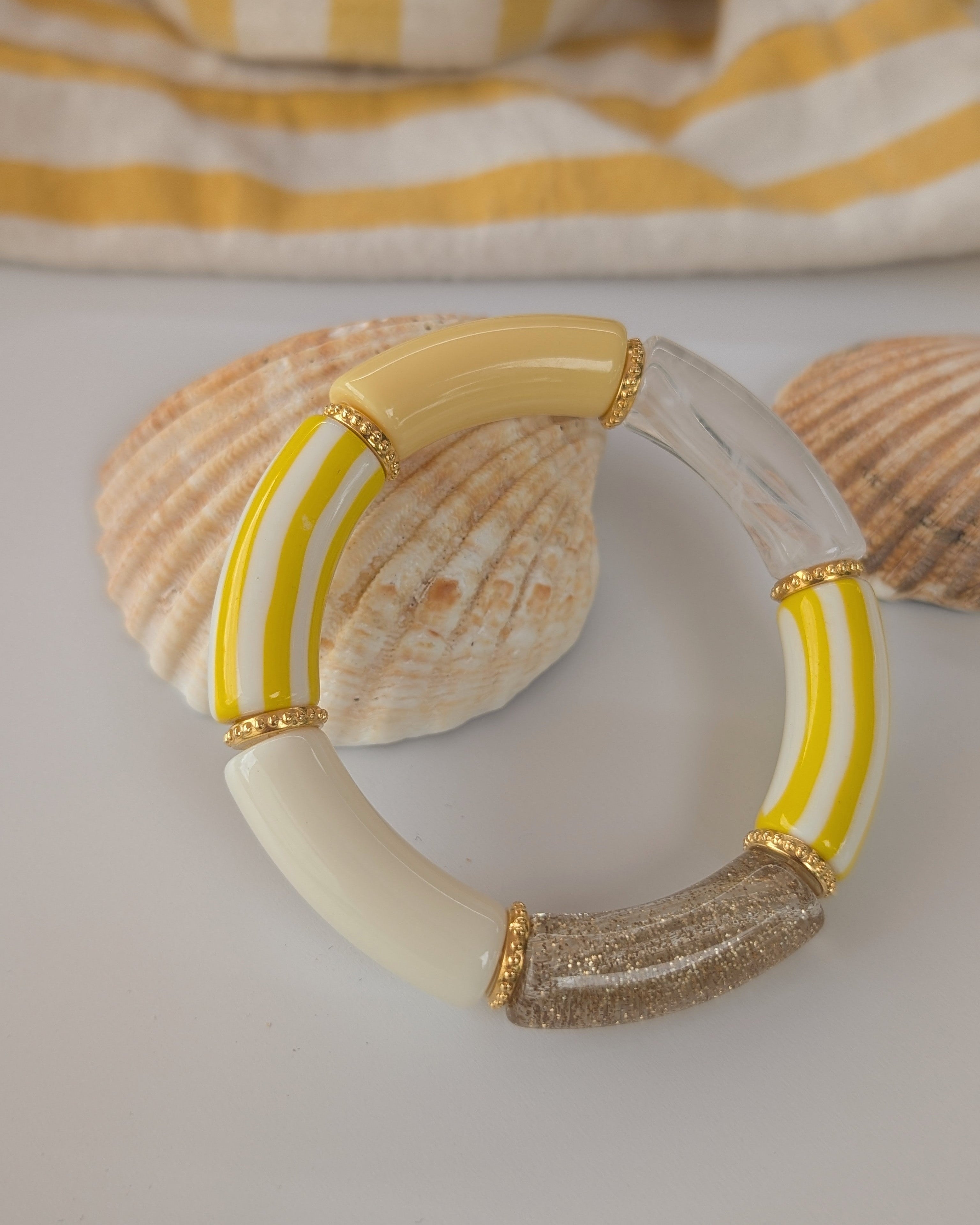 bracelet perles tube marie à rayures jaune et écru, paillettes. perles intercalaires métal doré haute qualité. Créations artisanales La Tête dans les nétoiles