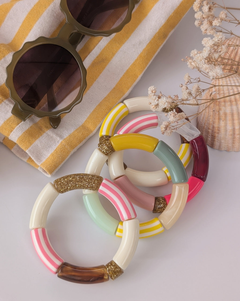 Bracelets perles tube Mona à rayures rose et jaune. Créations La Tête dans les Nétoiles