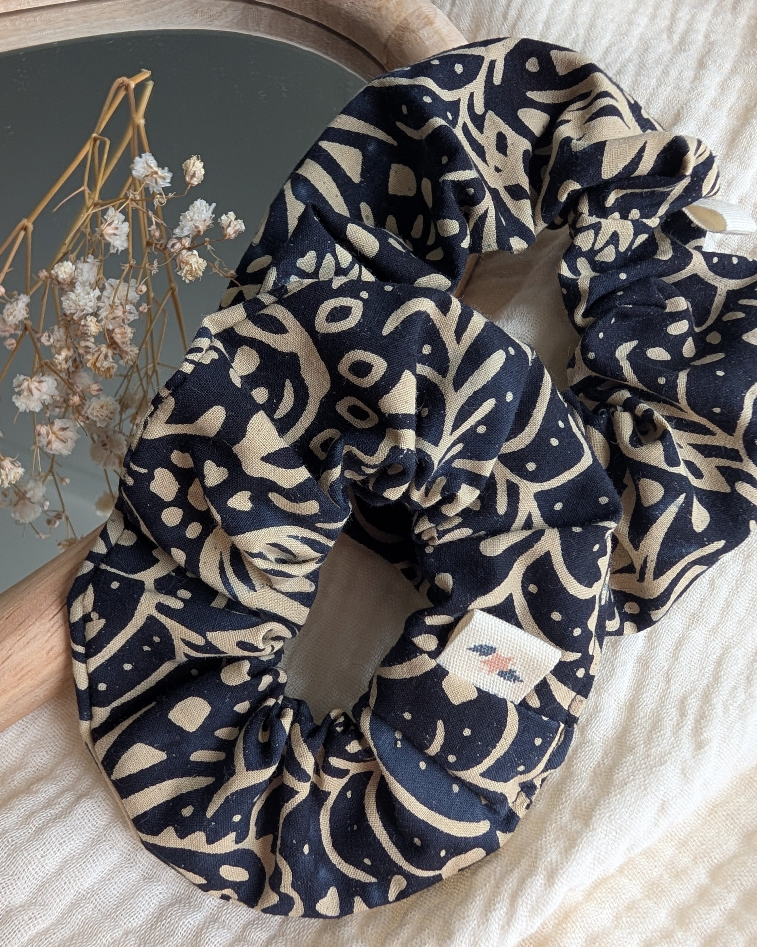 chouchou blockprint floral bleu nuit et sable en deux tailles. Posés sur gaze de coton. Créations artisanales La Tête dans les Nétoiles