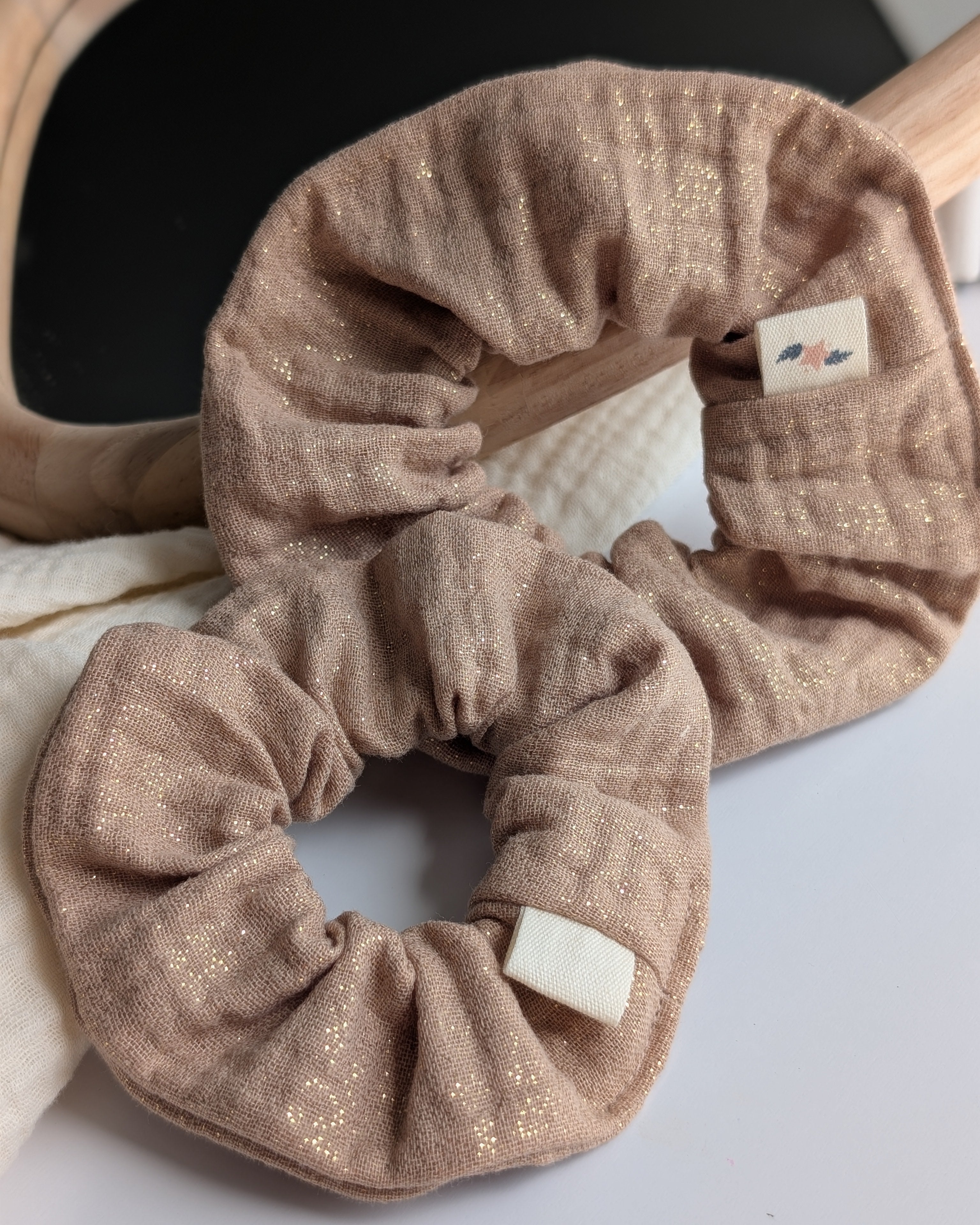 chouchou gaze de coton à paillettes coloris camel. Deux tailles adulte et enfant. Créations artisanales La Tête dans les nétoiles
