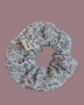 chouchou gaze de coton blanc et fleurs tendre sur fond rose. Création cousue main La Tête dans les Nétoiles