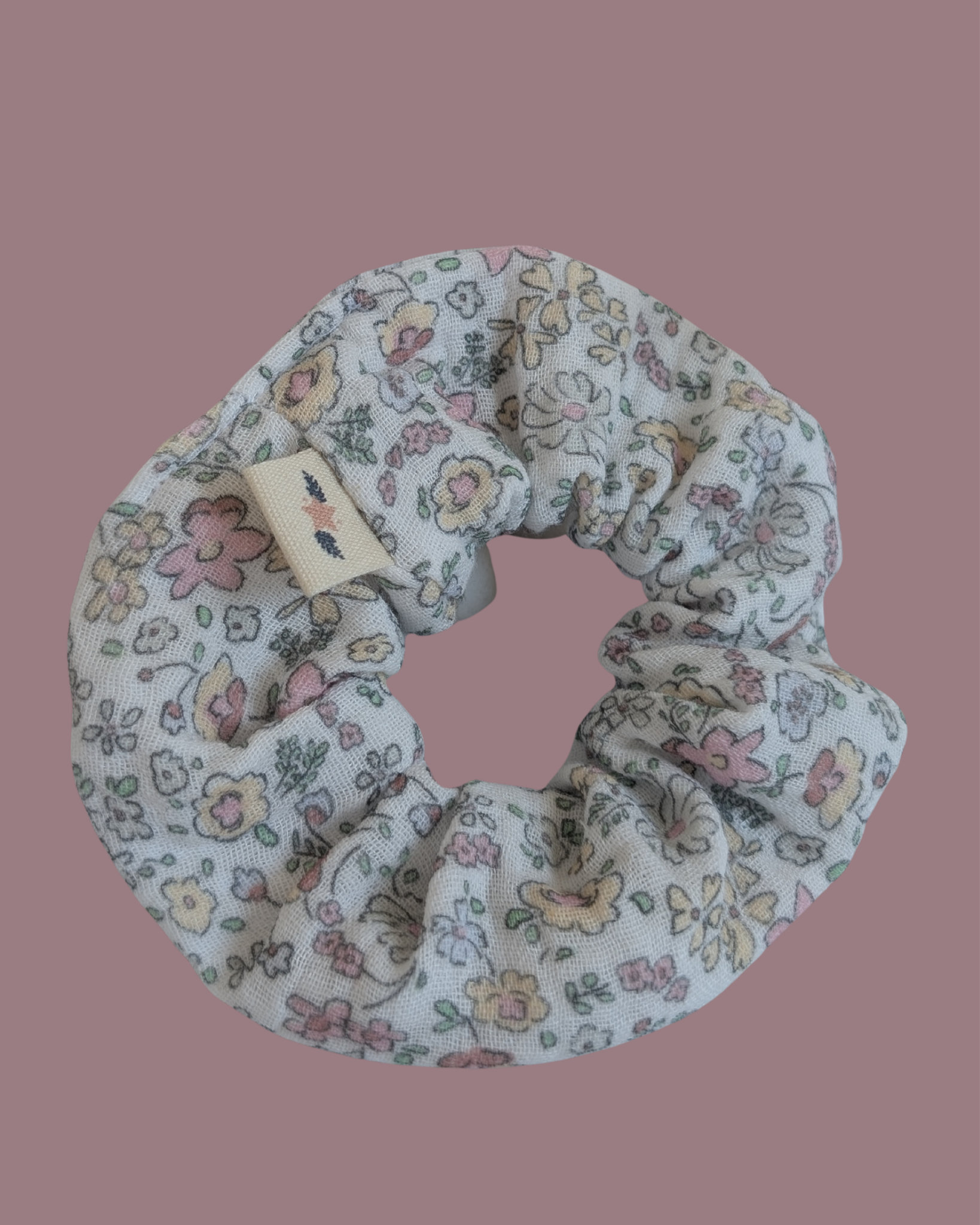 chouchou gaze de coton blanc et fleurs tendre sur fond rose. Création cousue main La Tête dans les Nétoiles
