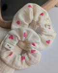 Chouchou gaze de coton écru et coeur rose vif en taille enfant et adulte. Posés à plat. Créations artisanales La Tête dans les Nétoiles