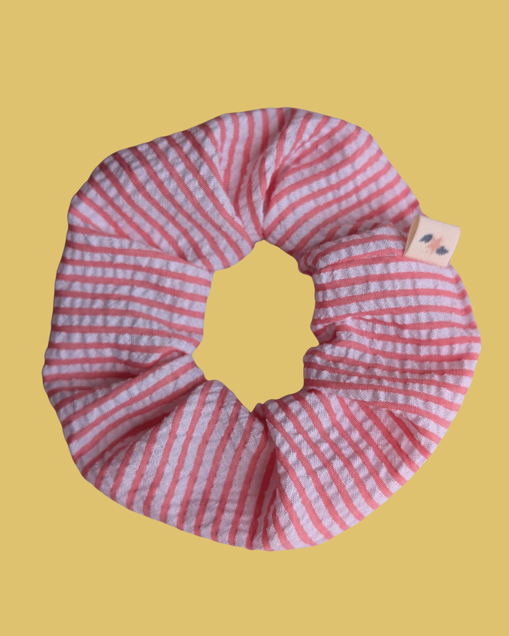 chouchou seersucker gaufré corail et blanc. Créations artisanales La Tête dans les nétoiles
