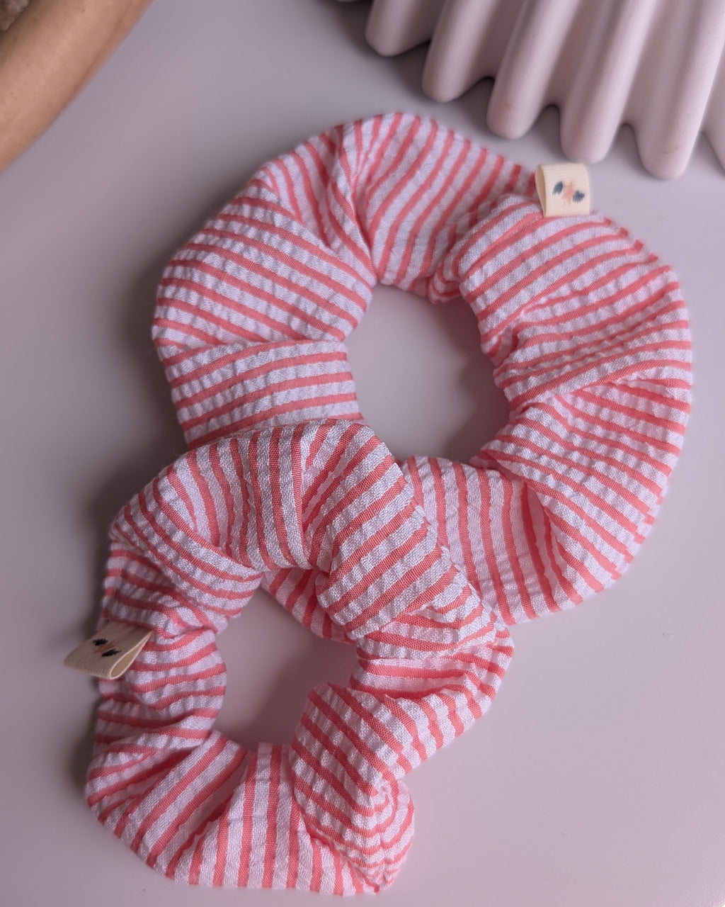 chouchou tissu seersucker gaufré corail et blanc deux tailles adulte et enfant. créations arttisanales La Tête dans les Nétoiles