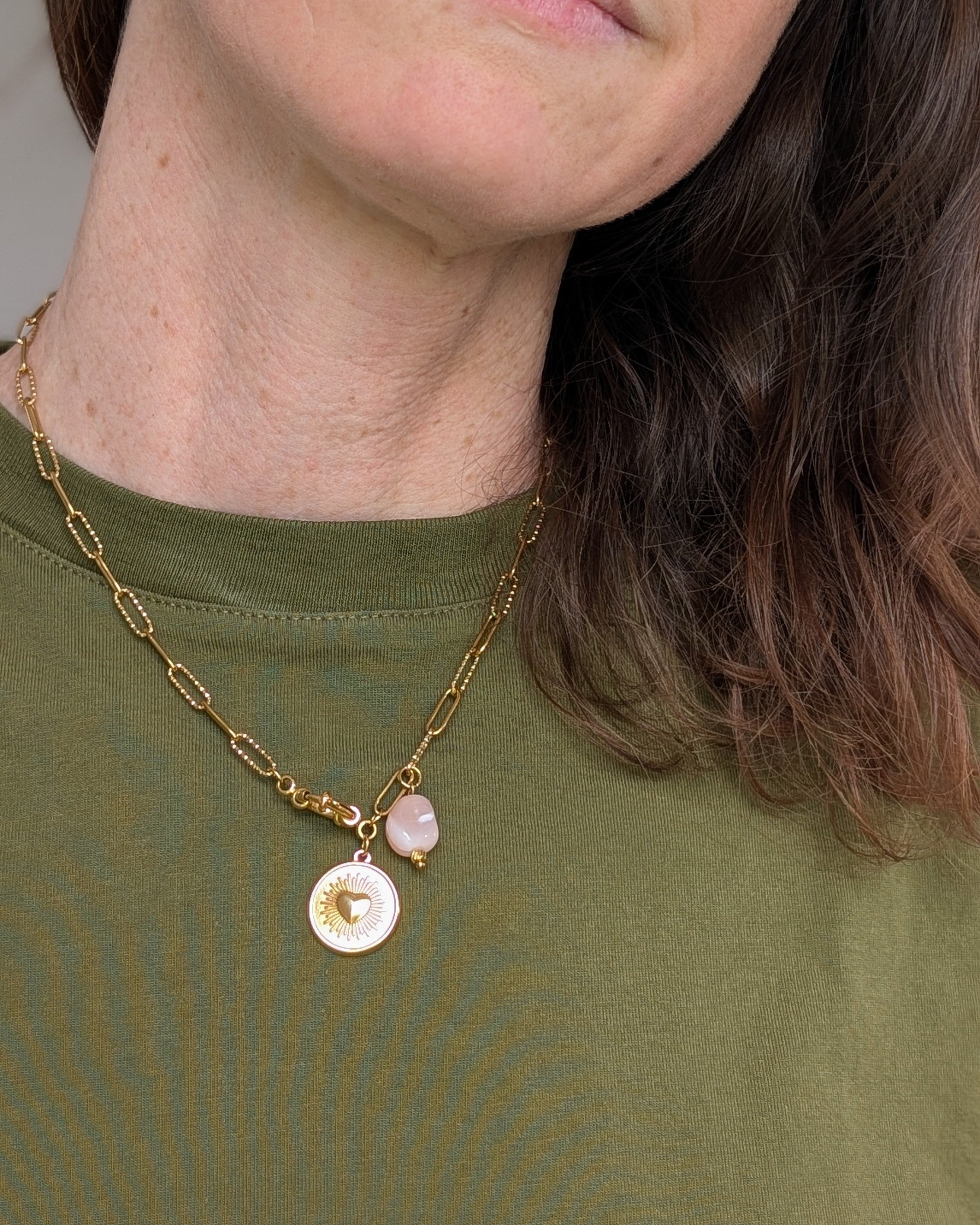 Collier Nahée porté. Création La Tête dans les Nétoiles