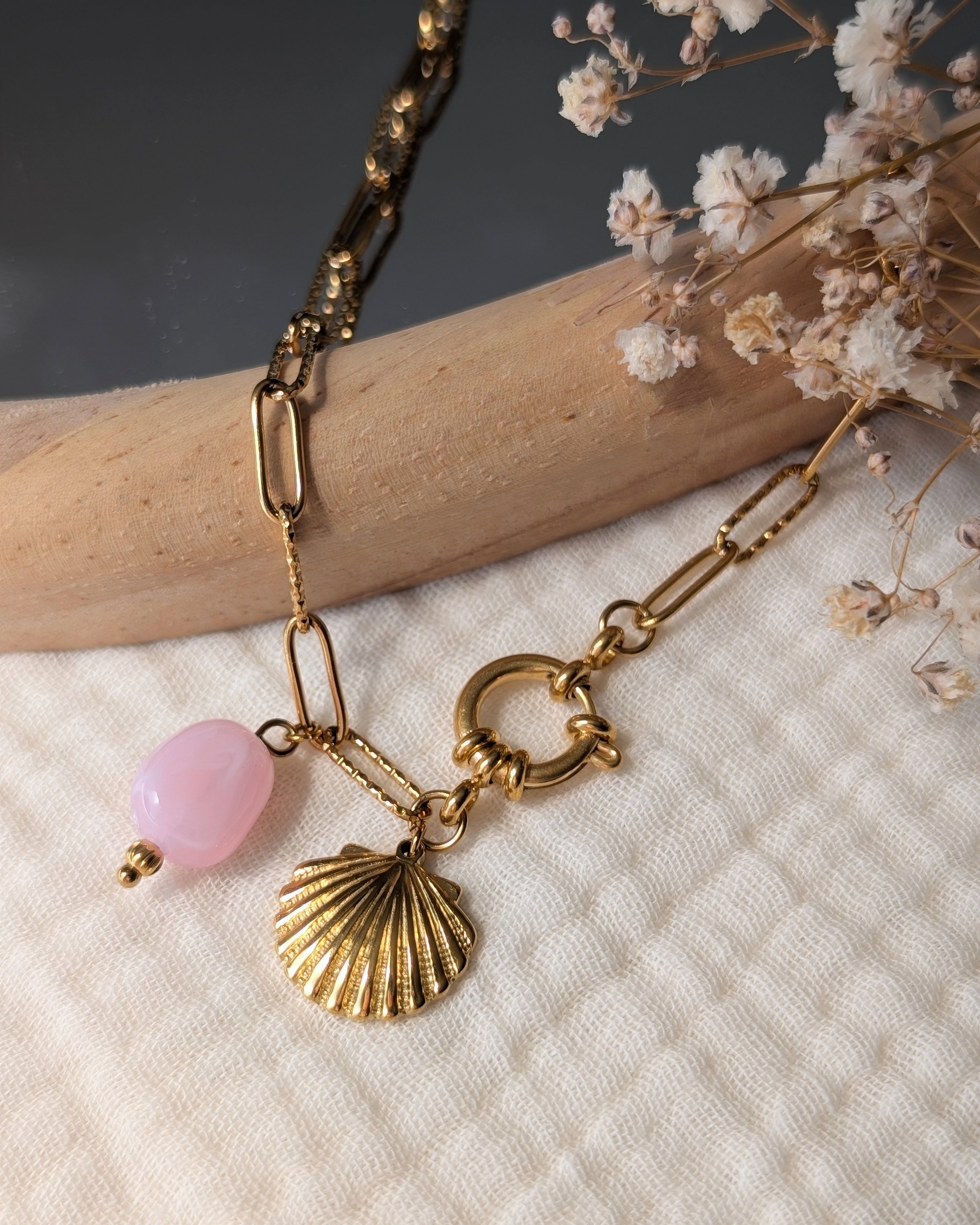 collier Nahee chaine maille pendentif coquillage et perle rose sur gaze de coton. Création artisanale La Tête dans les Nétoiles