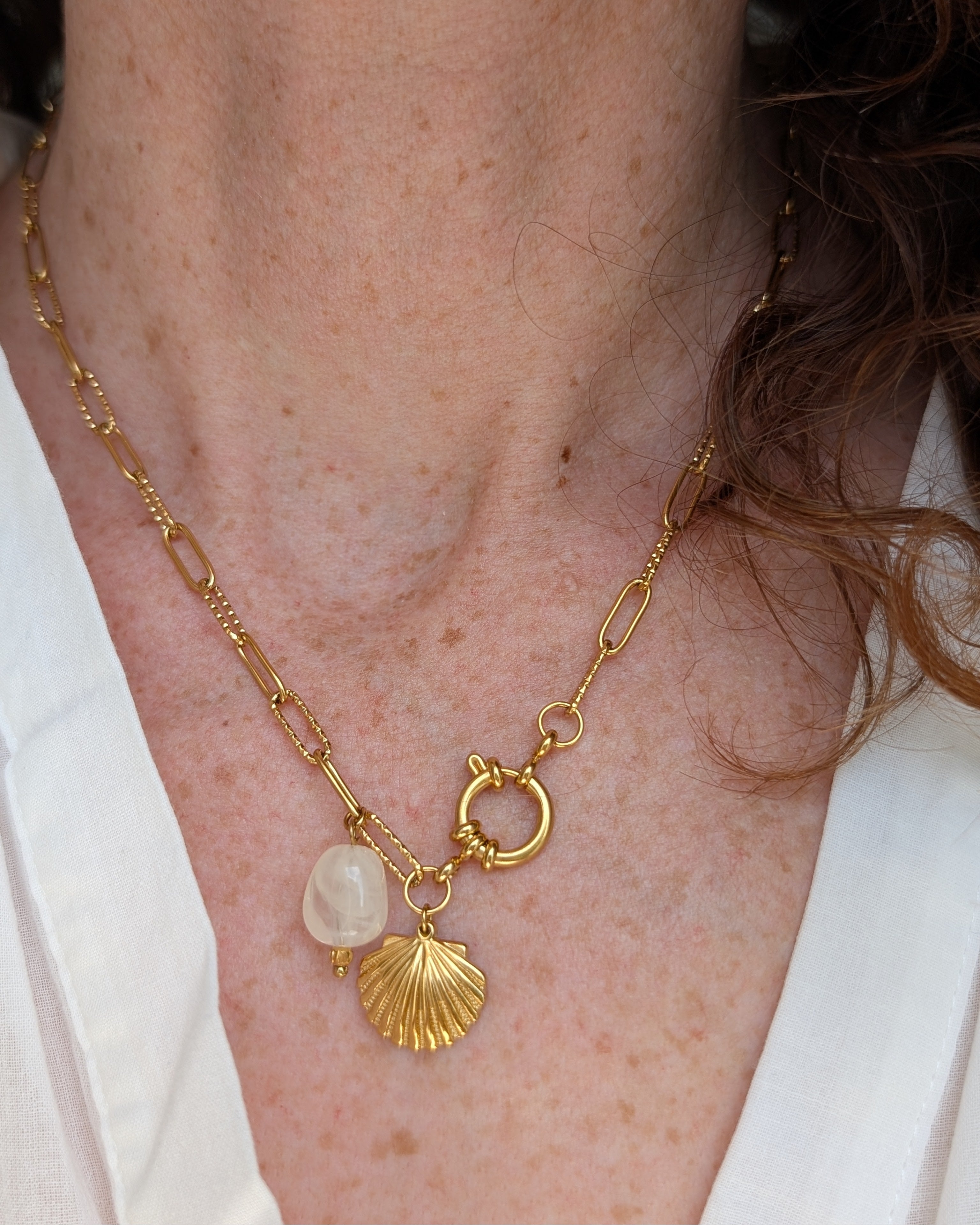 Collier NAHEE chaine maille pendentif coquillage et perle résine beige. Porté par une femme avec une blouse blanche. Créations artisanales La Tête dans les Nétoiles
