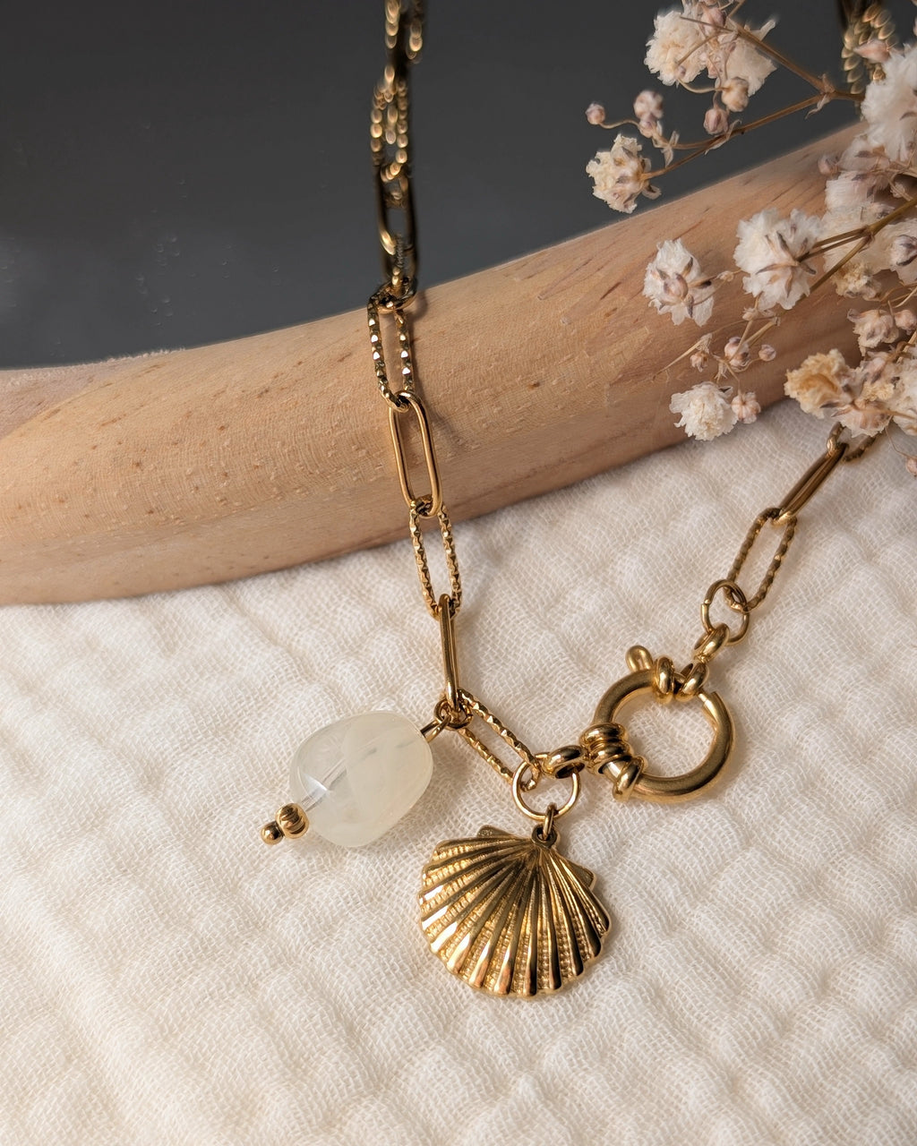 Collier Nahée Coquillage maille trombone et perle beige en résine . Posé sur gaze de coton. Créations artisanales La Tête dans les Nétoiles.