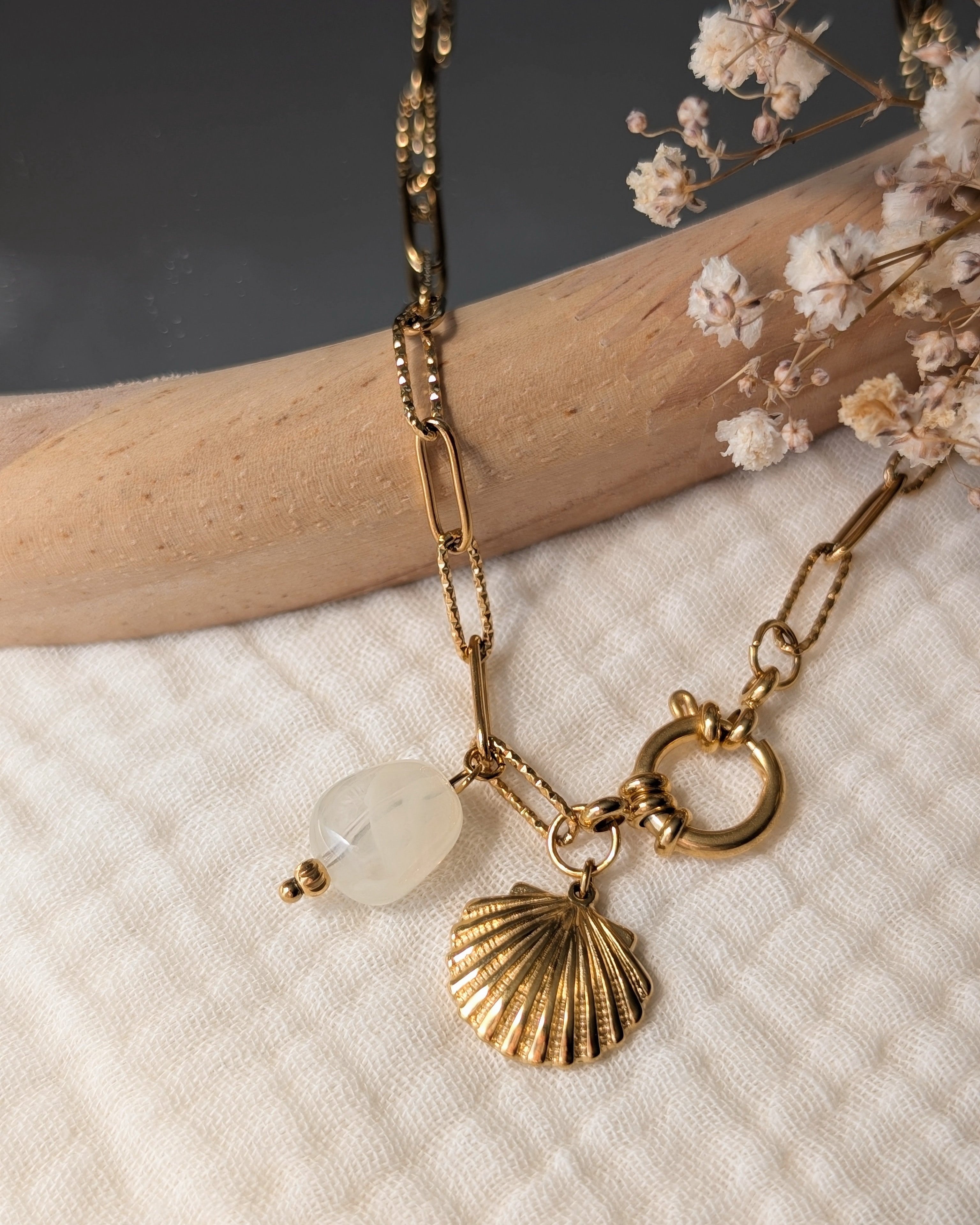 Collier Nahée Coquillage maille trombone et perle beige en résine . Posé sur gaze de coton. Créations artisanales La Tête dans les Nétoiles.