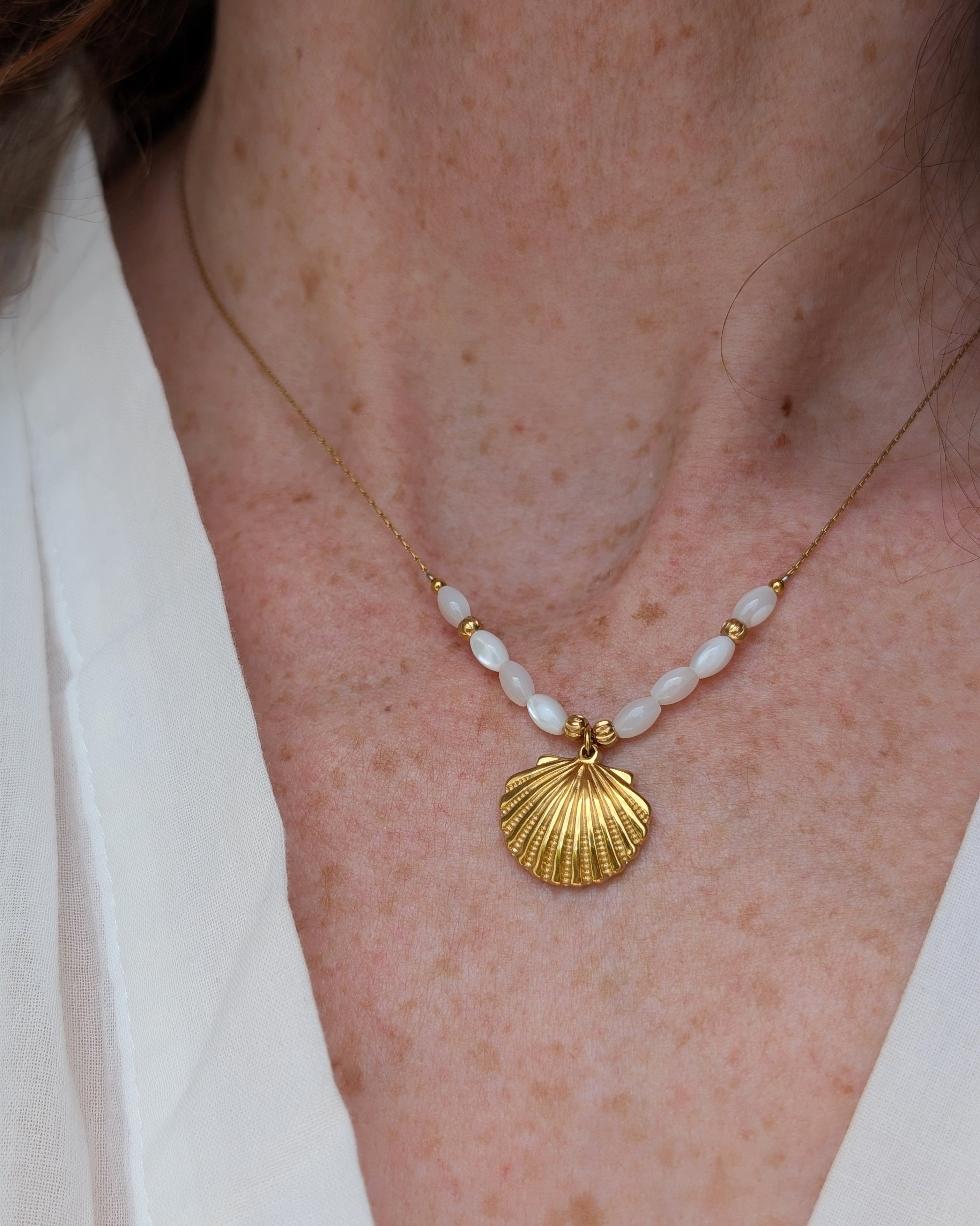 collier Neri pendentif coquillage sur chaine maille serpentine . Créations artisanales La Tête dans les Nétoiles