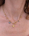 Collier maille trombone striée porté ras du cou par une femme. Coloris bleu. Créations artisanales la Tête dans les Nétoiles