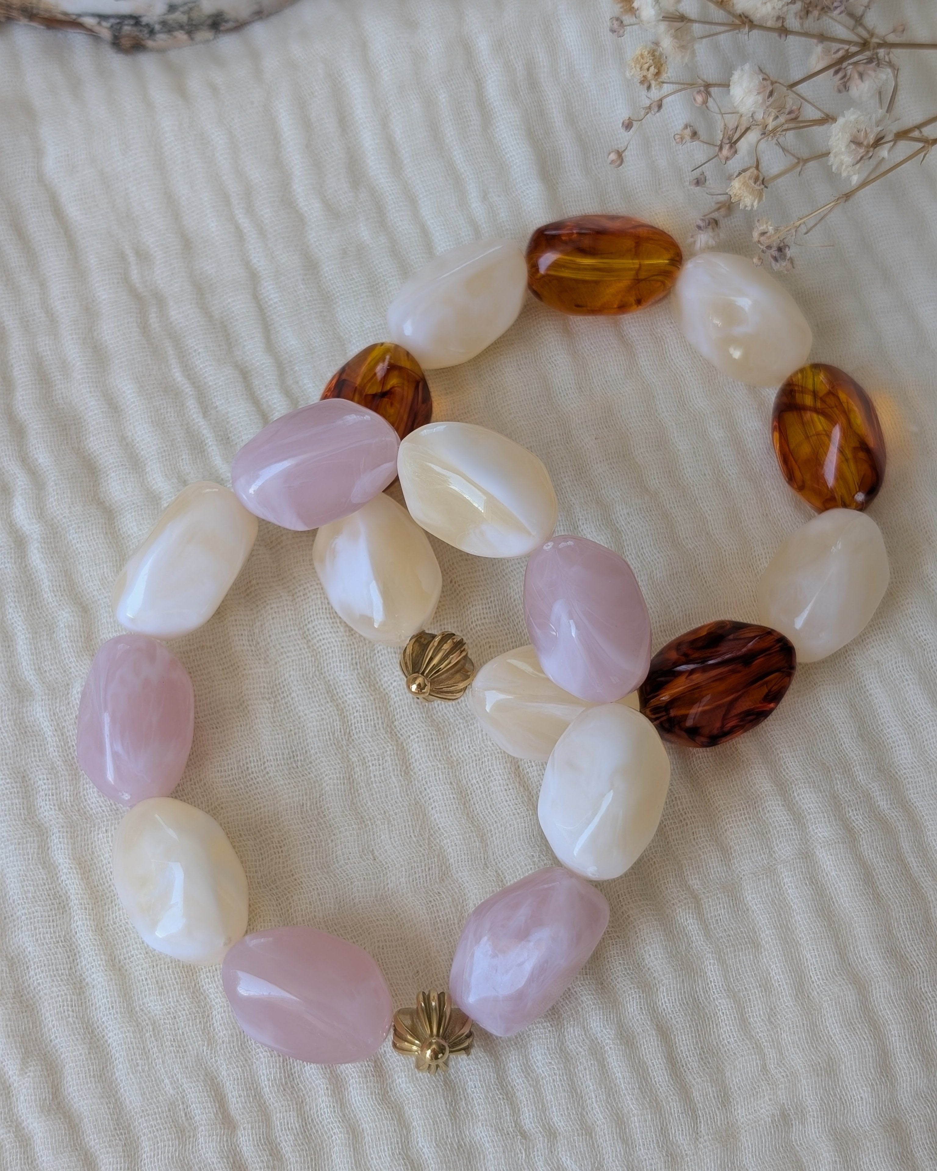 Deux bracelets cléa en perles galets résine . Posés sur gaze de coton. Créations artisanales La Tête dans les Nétoiles