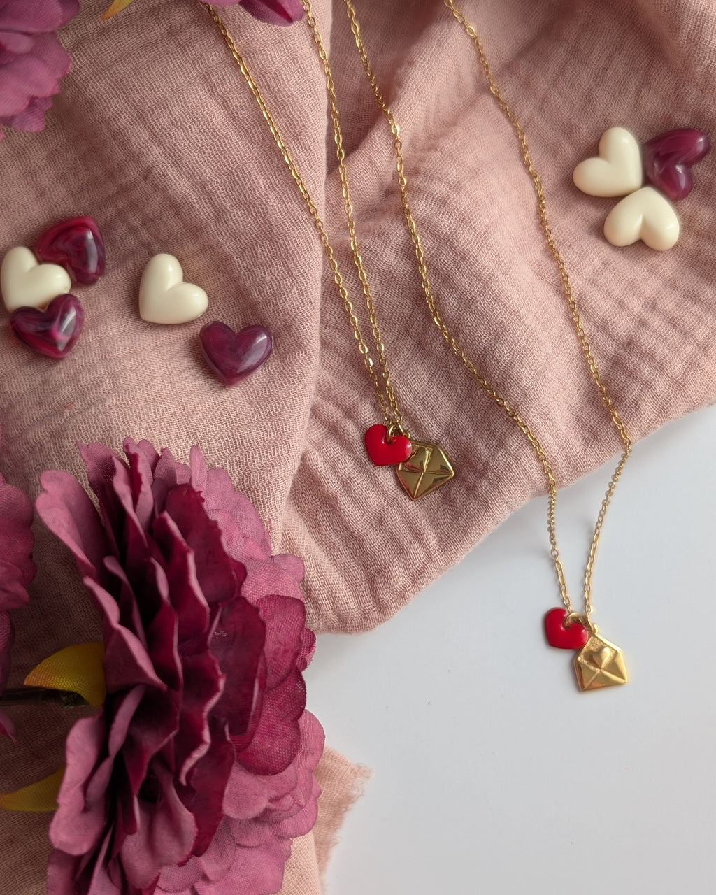 deux Colliers acier inoxydable doré et coeur rouge sur gaze de coton ; Créations faits main la Tête dans les Nétoiles