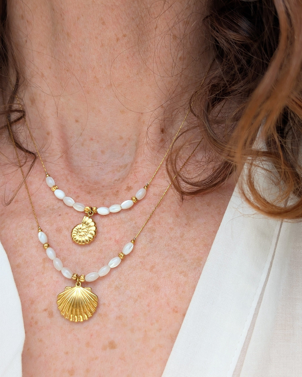 les deux modèles de collier Neri. Ammonite et coquillage en nacre et acier inoxydable.  Portés en accumulation. Créations artisanales La Tête dans les Nétoiles.