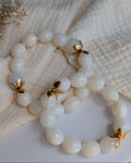 Les deux tailles de bracelet Olivia en blanc nacré perles en résine marbrées et acier inoxydable. Créations artisanales La Tête dans les nétoiles