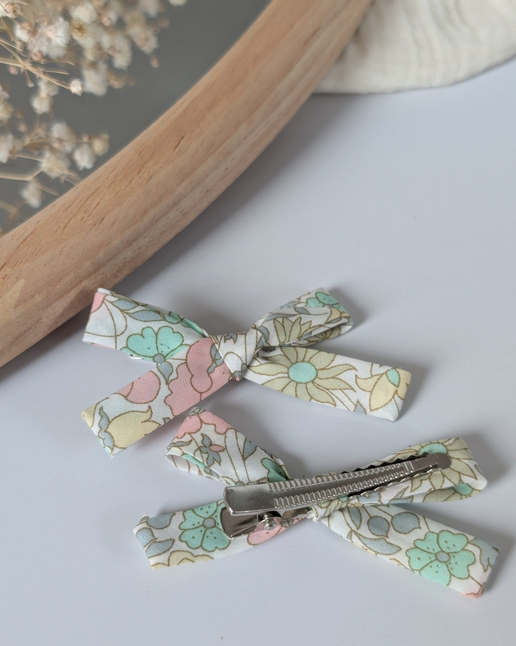 deux barrettes cheveux liberty colori poppy & daisy fleurs pastel. Gros plan sur les pinces crocodile. Création cousus La Tête dans les Nétoiles