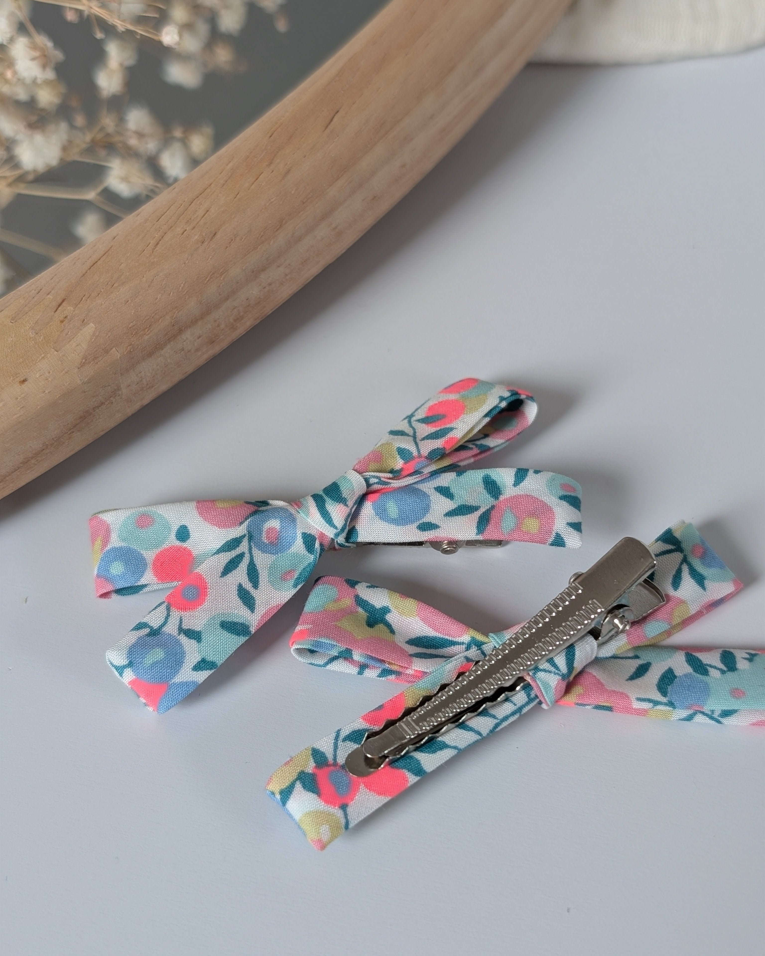 duo de barrettes liberty whiltshire fluo avec gros plan sur le système d'attache pince crocodile. créations cousues La Tête dans les nétoiles