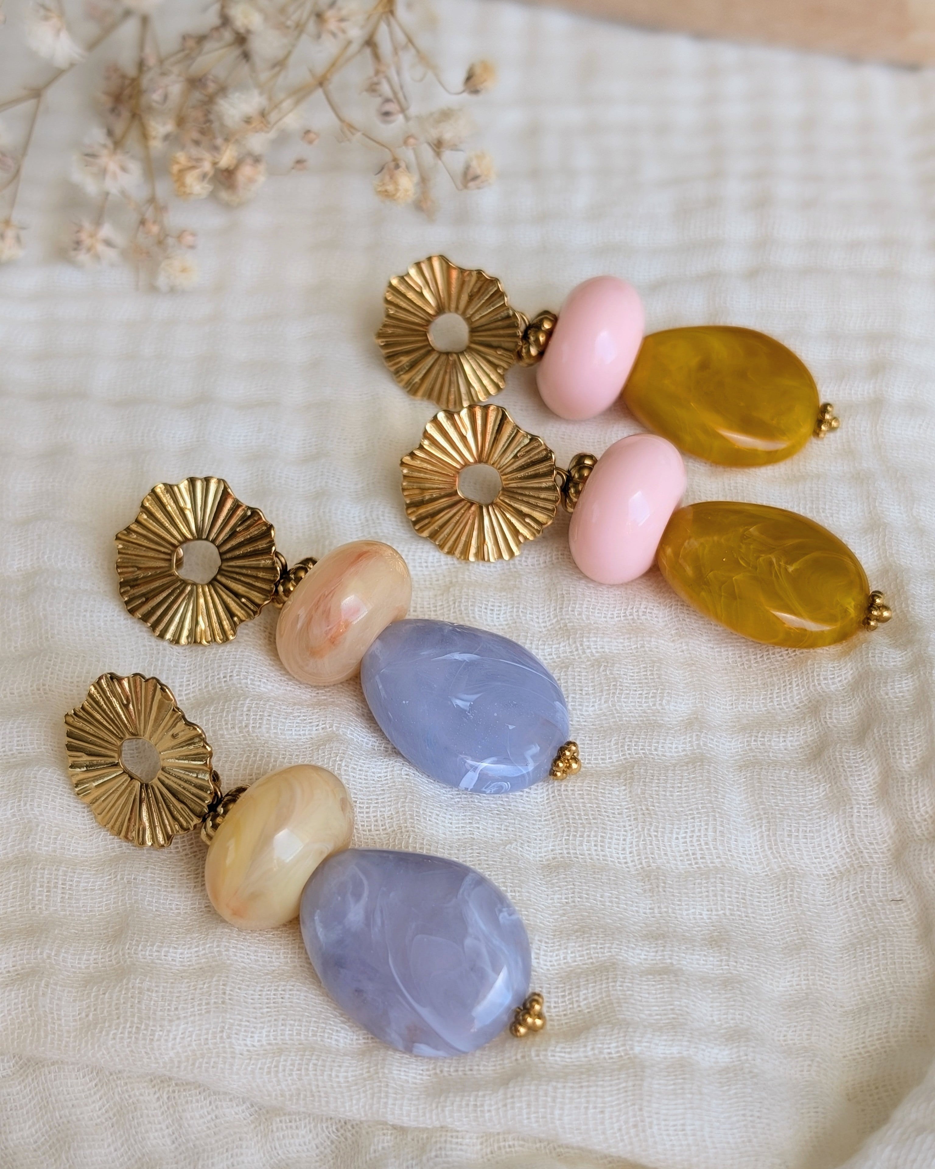 deux paires de boucles pendantes Ondine soleil perles en résine.  Créations artisanales La Tête dans les Nétoiles
