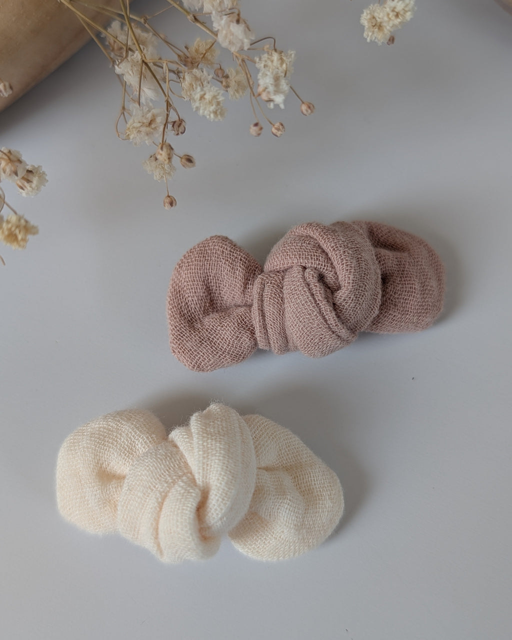 Noeuds cheveux barrette pur bébé et fille en gaze de coton écru et eau de rose nude. Cousu main La Tête dans les Nétoiles