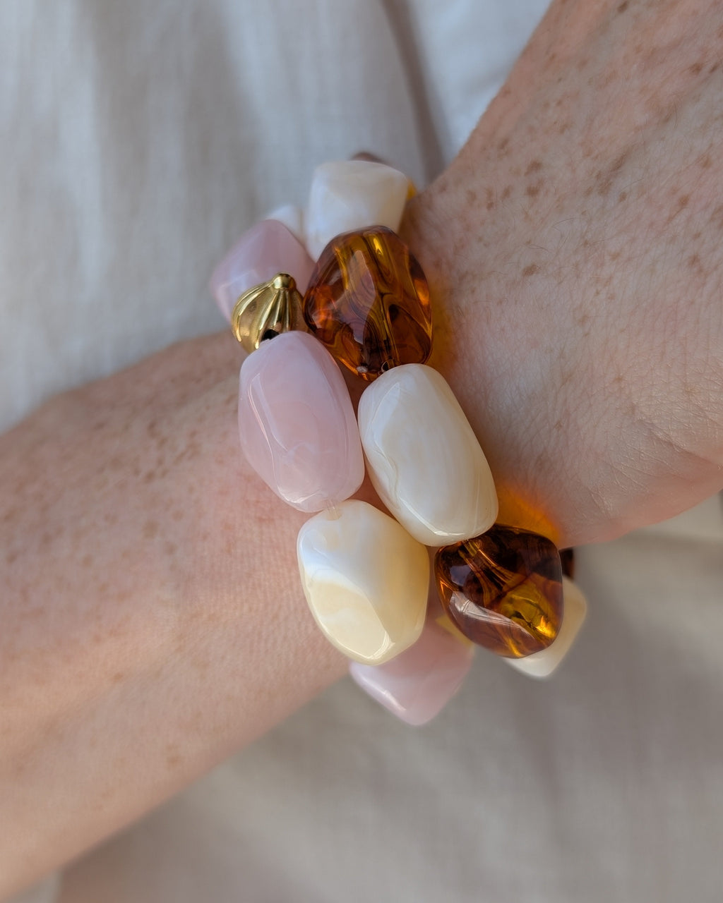 Duo de bracelets Cléa les deux coloris en accumulation. Portés par une femme. Créations artisanales La Tête dans les Nétoiles
