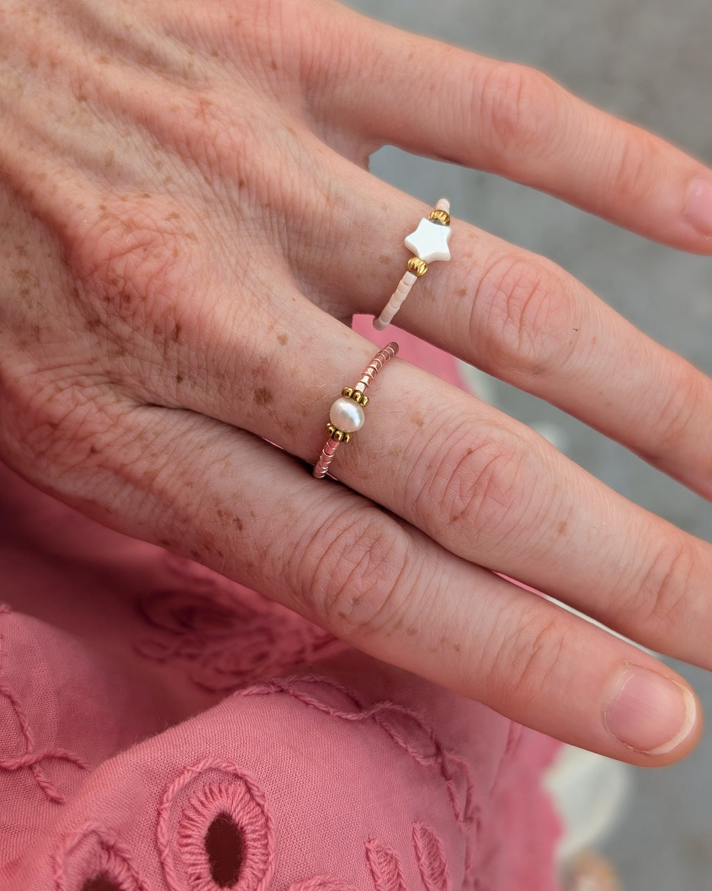 Duos de bague portées perles miyuki, perle toile en nacre perle d'eau douce ronde et acier inoxydable. Créations artisanales La Tête dans les nétoiles