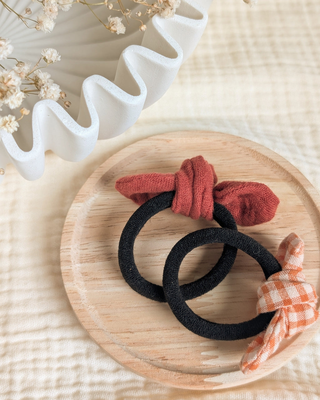 noeud en gaze de coton sur élastique  4 cm pour queue de cheval créations artisanales La tête dans les Nétoiles