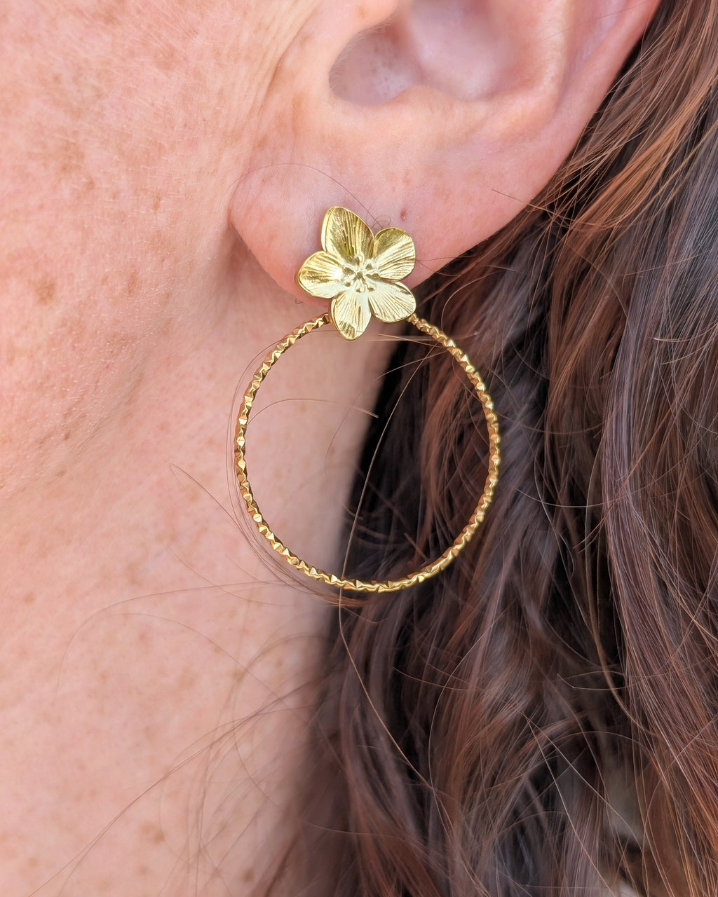 Boucles anneaux fleurs tiaré et anneaux diamantés Moana. Portées par une femme. Créations artisanales La Tête dans les Nétoiles