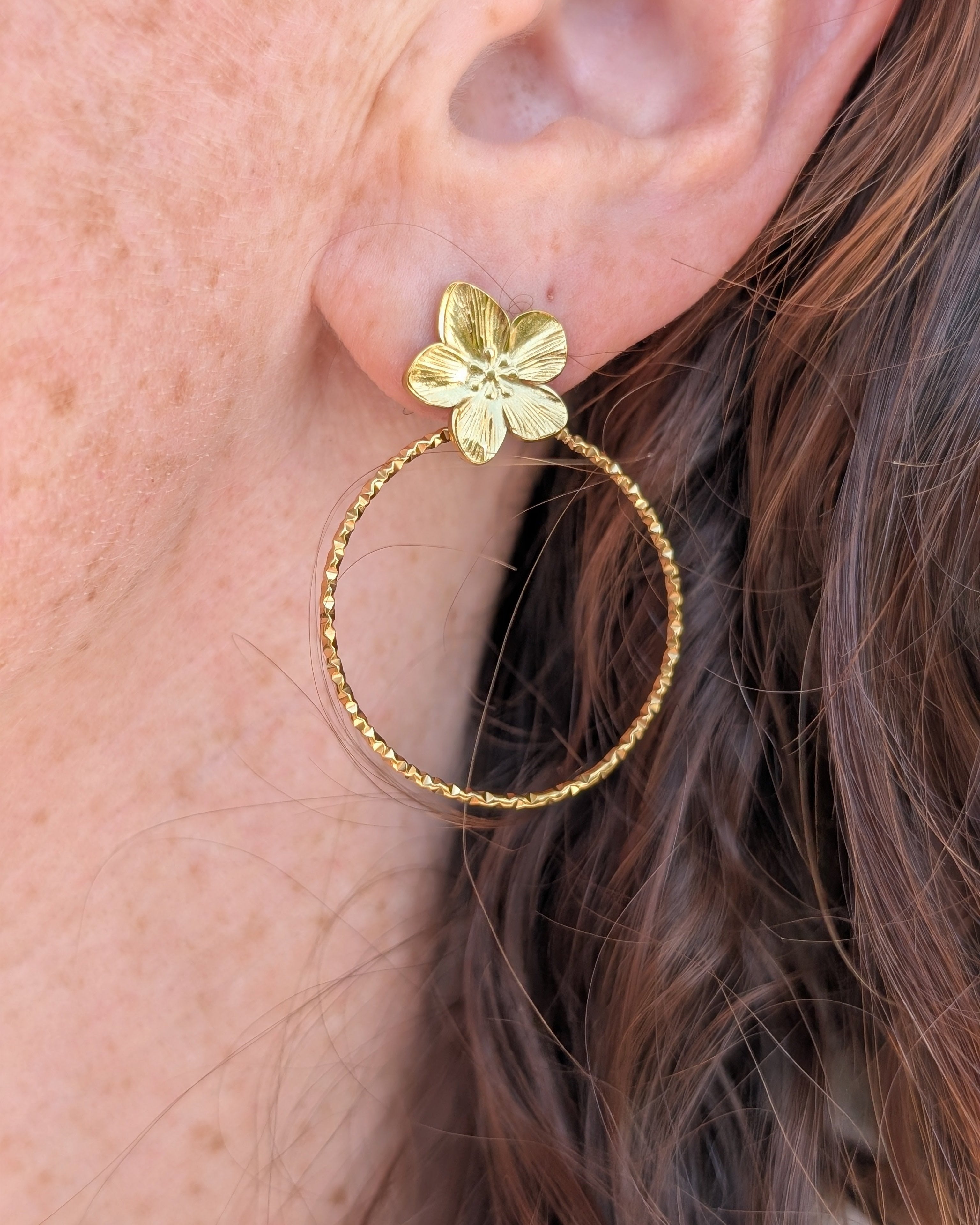 Boucles anneaux fleurs tiaré et anneaux diamantés Moana. Portées par une femme. Créations artisanales La Tête dans les Nétoiles