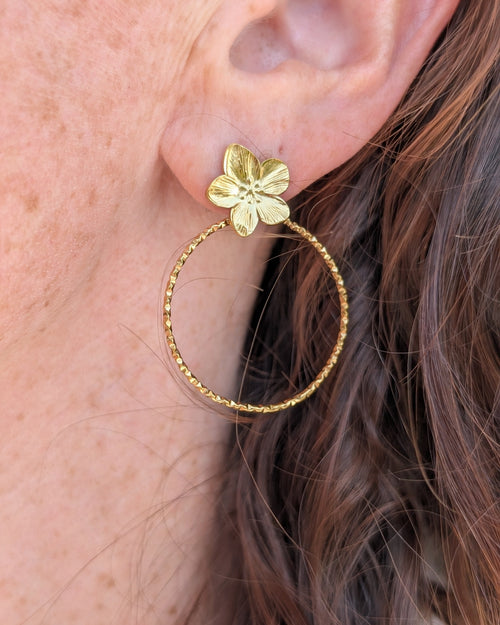 Boucles anneaux fleurs tiaré et anneaux diamantés Moana. Portées par une femme. Créations artisanales La Tête dans les Nétoiles