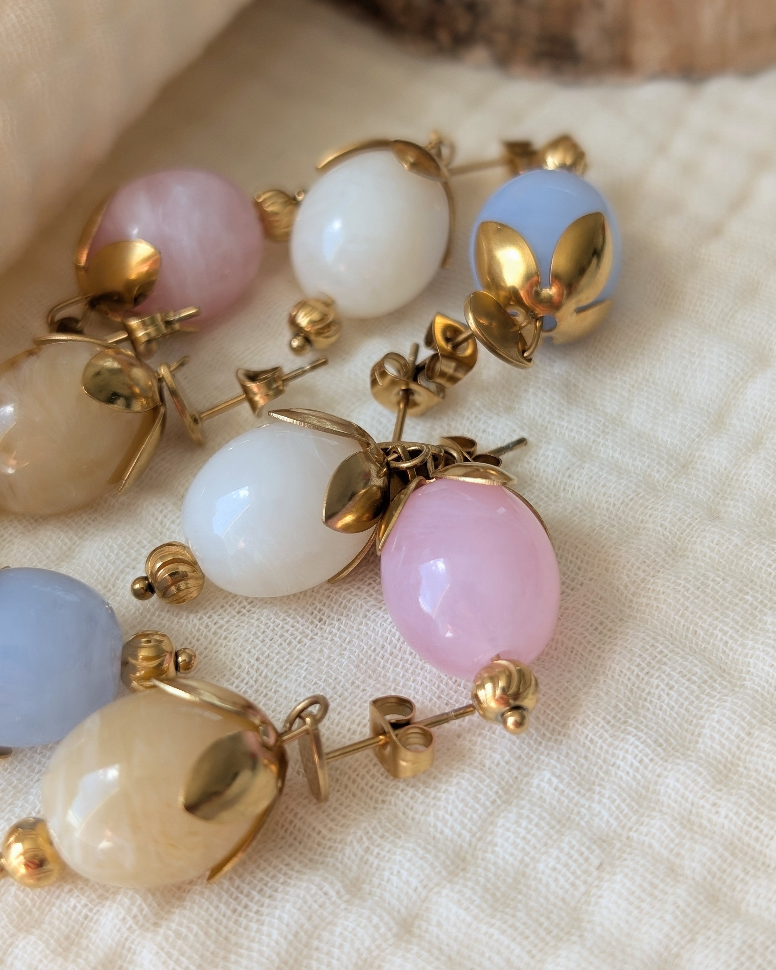 Gros plan sur les boucles Olivia toutes les couleurs. Posées sur gaze de coton. Créations artisanales la tête dans les Nétoiles