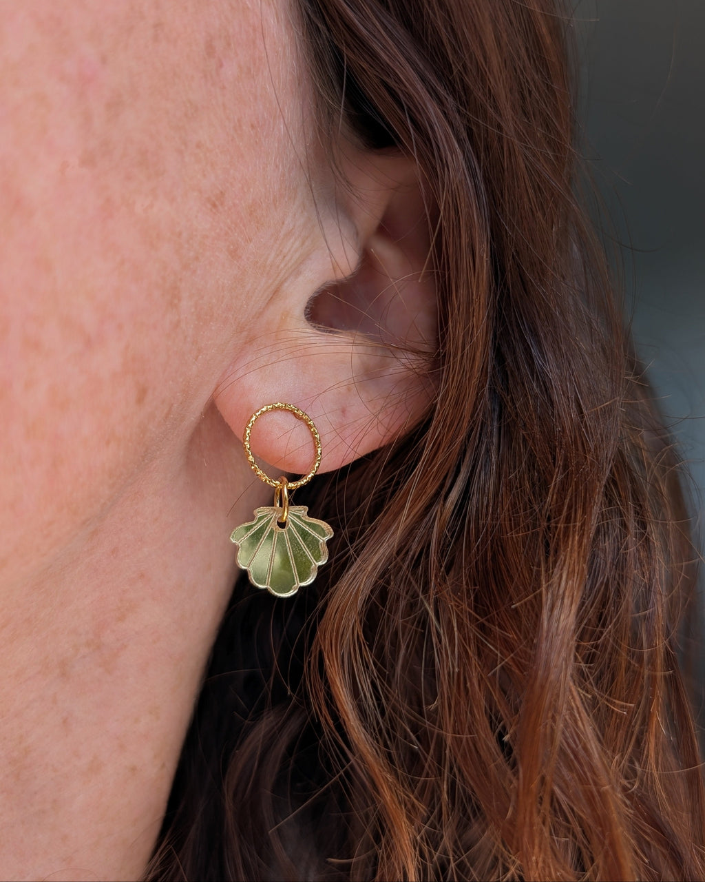 mini boucles coquillage en plexiglas et anneaux diamantés MIA portées par une femme. Créations artisanales La Tête dans les Nétoiles
