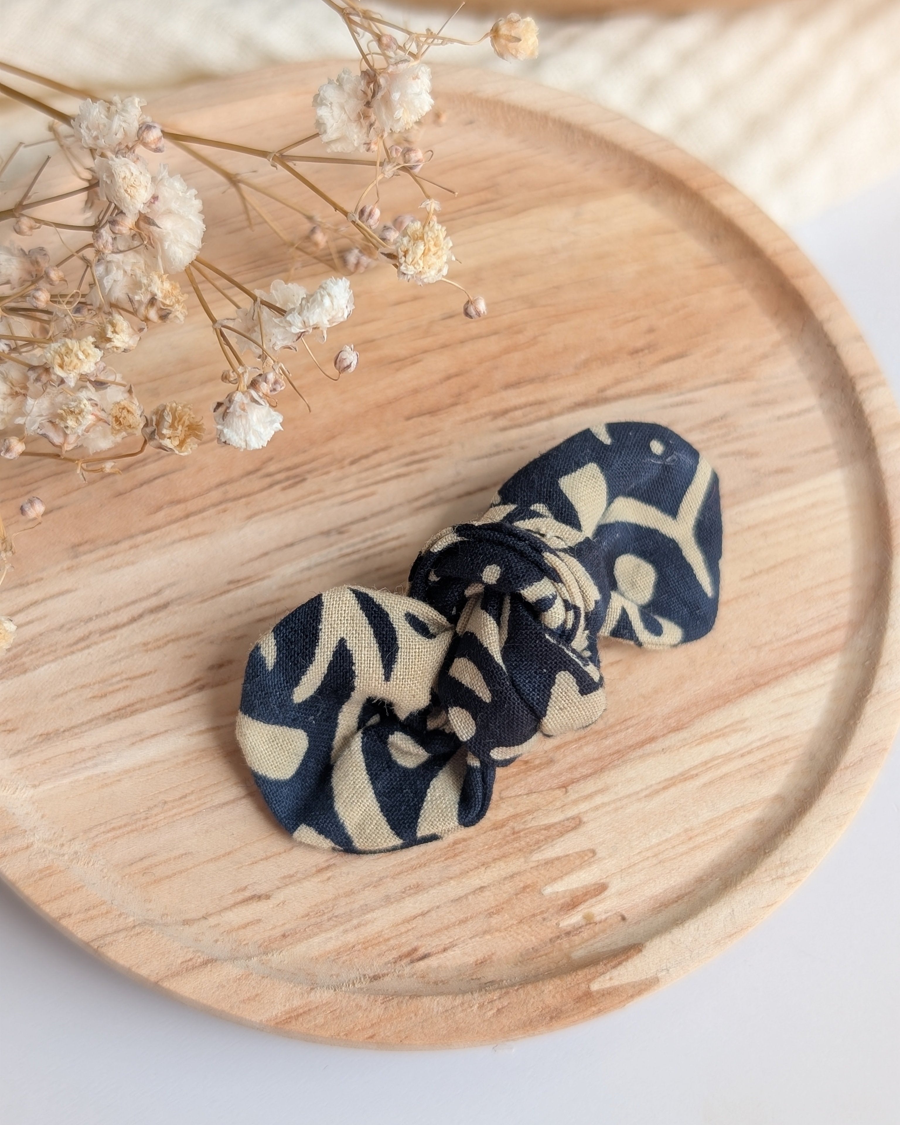 Noeud cheveux Romie blockprint floral bleu nuit et sables. Créations artisanales femme et enfant. Barrette noeud cheveux. La Tête dans les Nétoiles