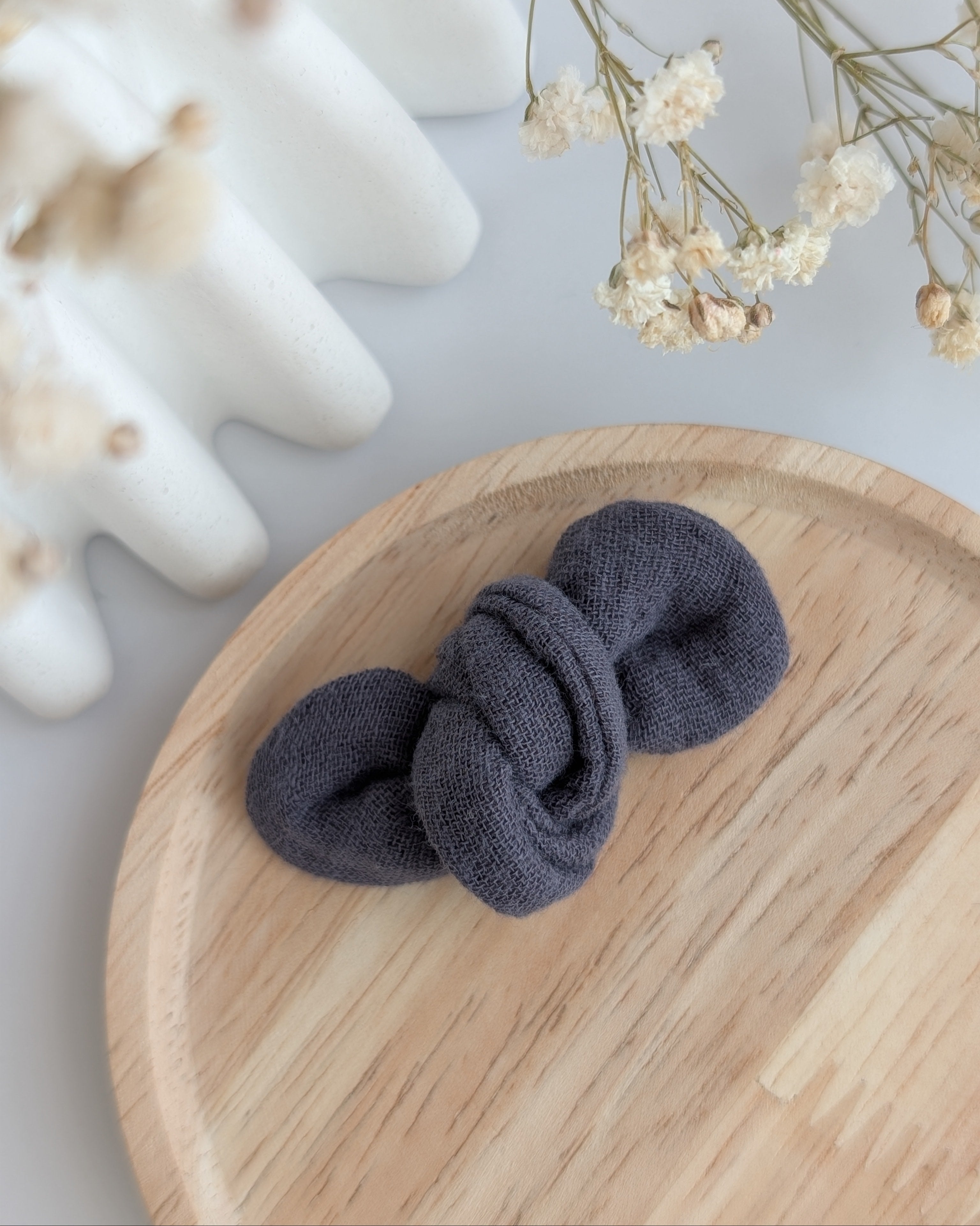 noeud cheveux en gaze de coton gris ardoise . Couss à la main La Tête dans les Nétoiles