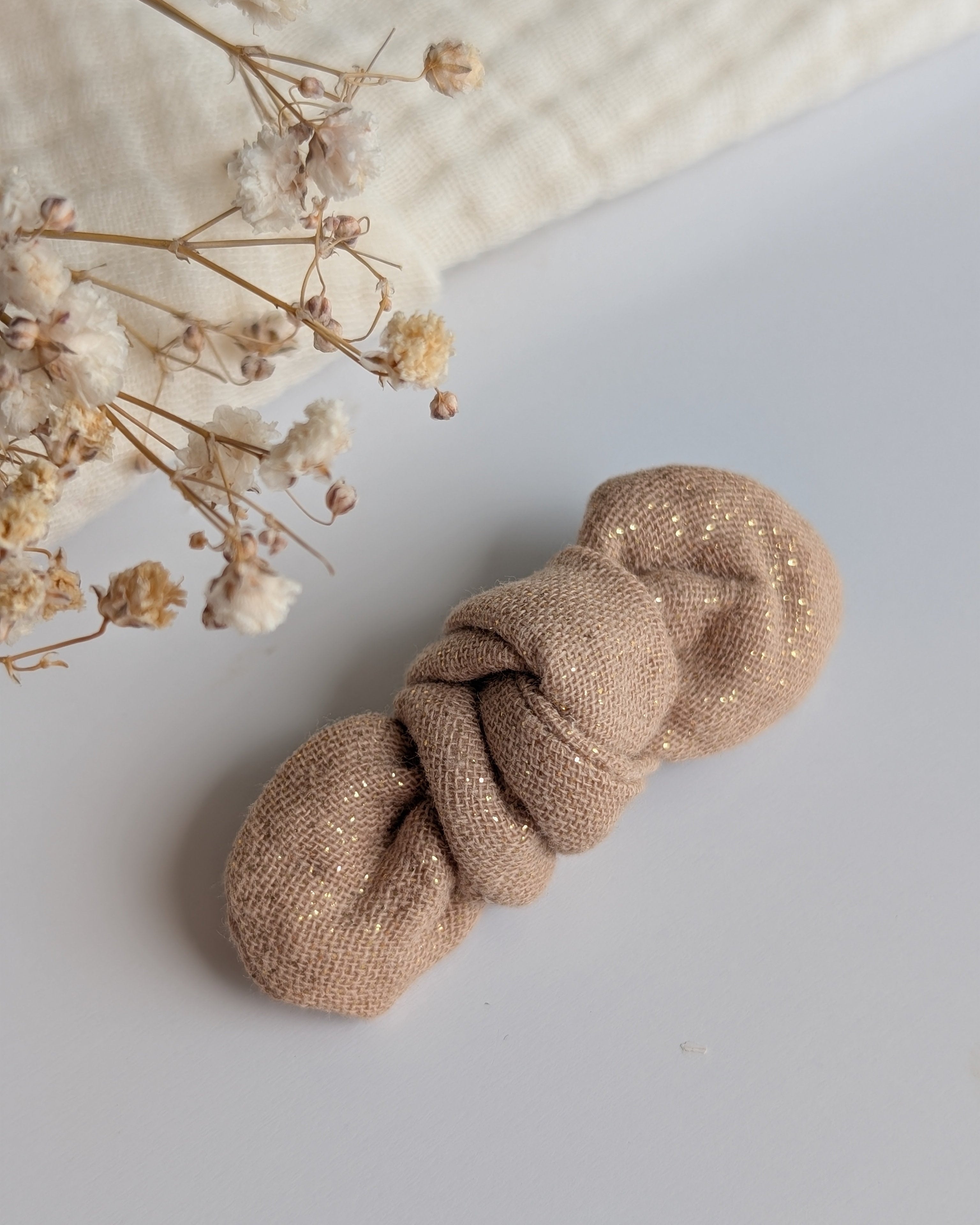 Noeud Cheveux gaze de coton camel à paillettes. barrette et élastique Créations cousues main La Tête dans les Nétoiles