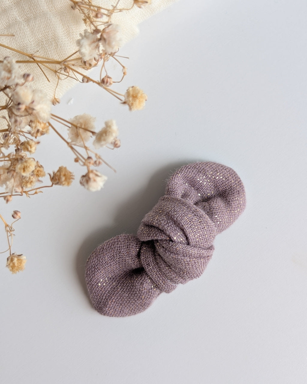 Noeud cheveux gaze de coton lilas scinitillant. Créations artisanales La Tête dans les nétoiles