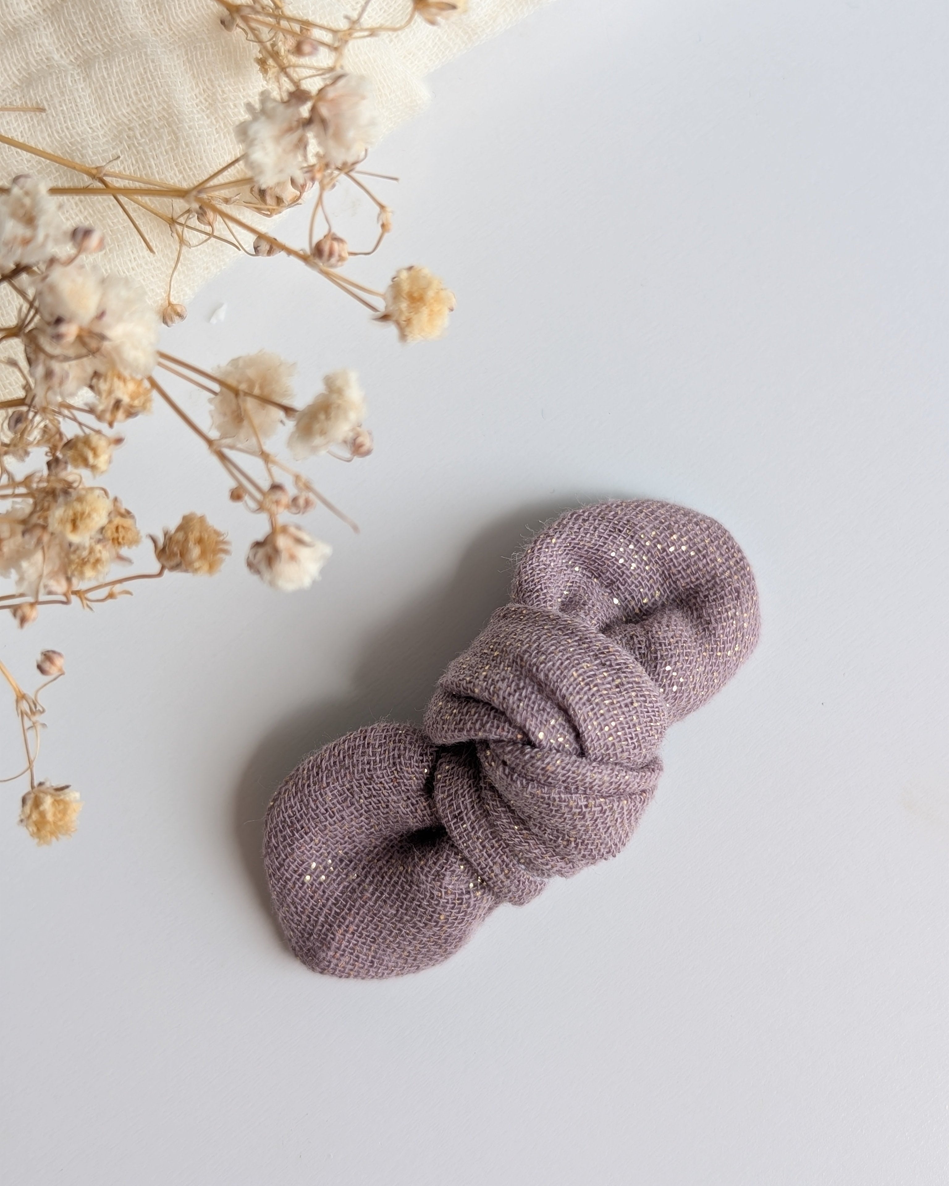 Noeud cheveux gaze de coton lilas scinitillant. Créations artisanales La Tête dans les nétoiles