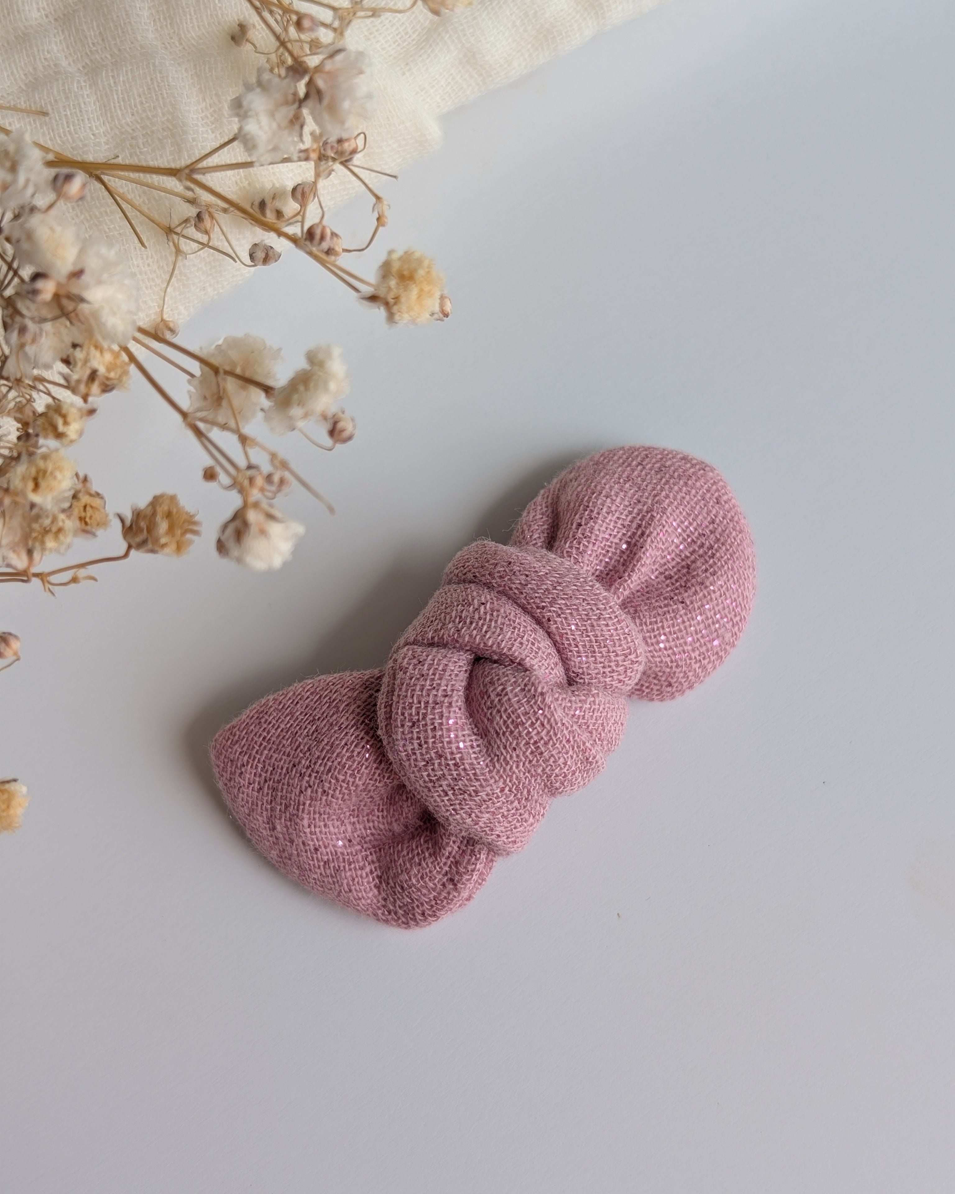 noeud cheveux gaze de coton rose clair à paillettes. Créations cousues La Tête dans les Nétoiles